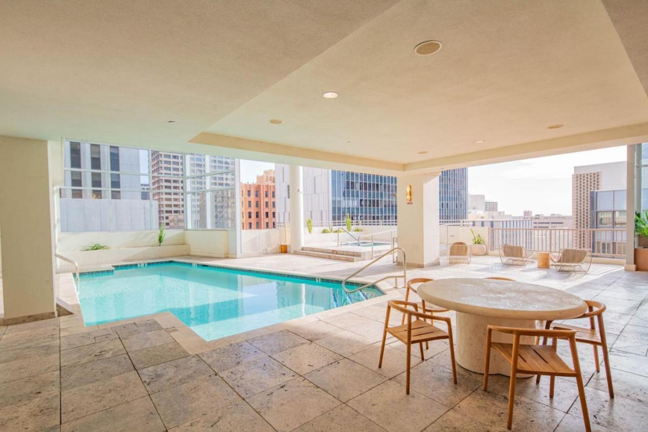 Lavish 21st Floor High Rise, Gym, Parking, Pool, Golf