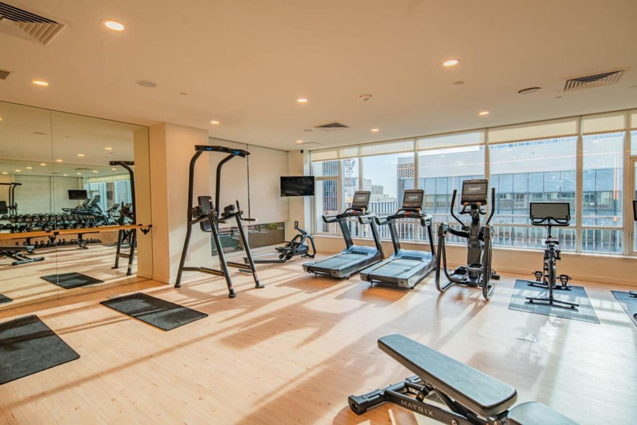 Lavish 21st Floor High Rise, Gym, Parking, Pool, Golf * Phoenix