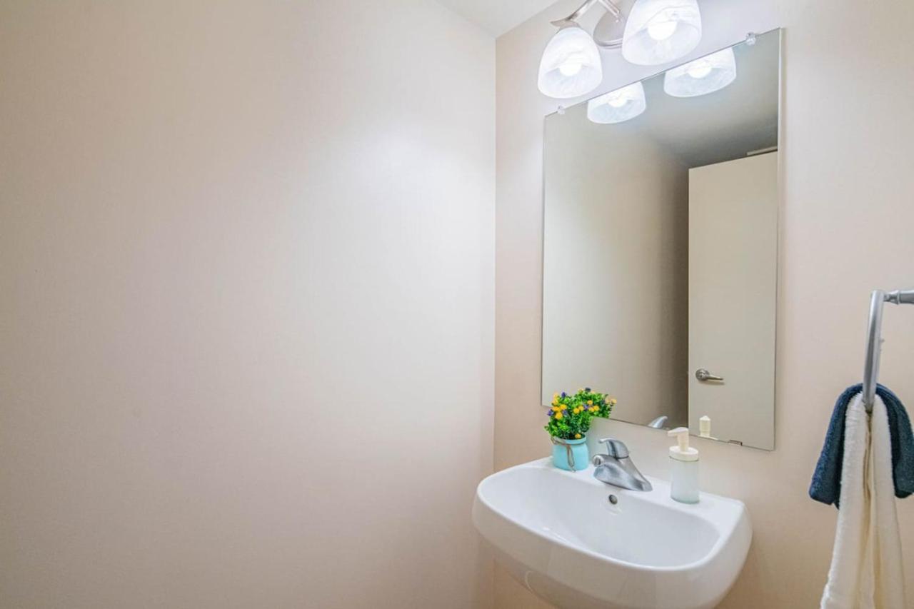 Lavish 21st Floor High Rise, Gym, Parking, Pool, Golf Apartment Phoenix