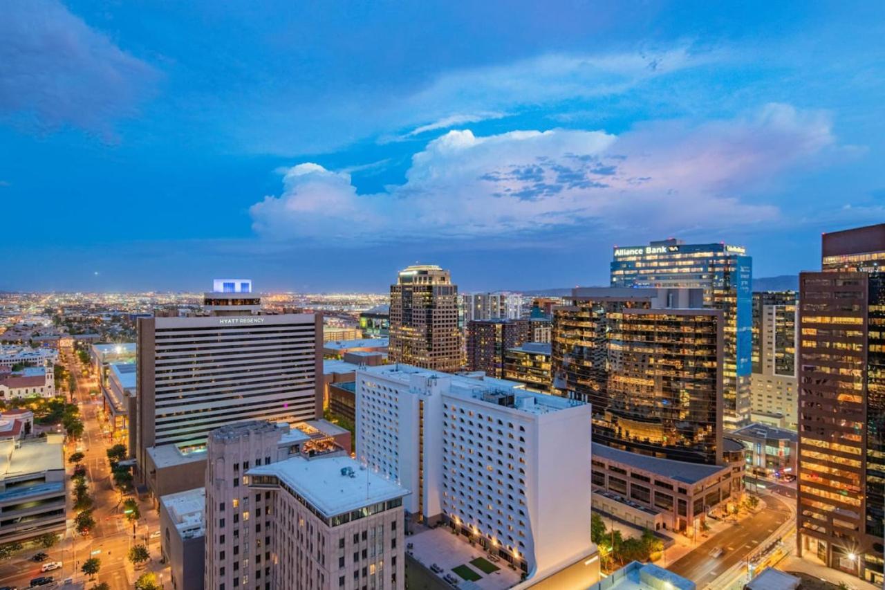 Lavish 21st Floor High Rise, Gym, Parking, Pool, Golf Phoenix