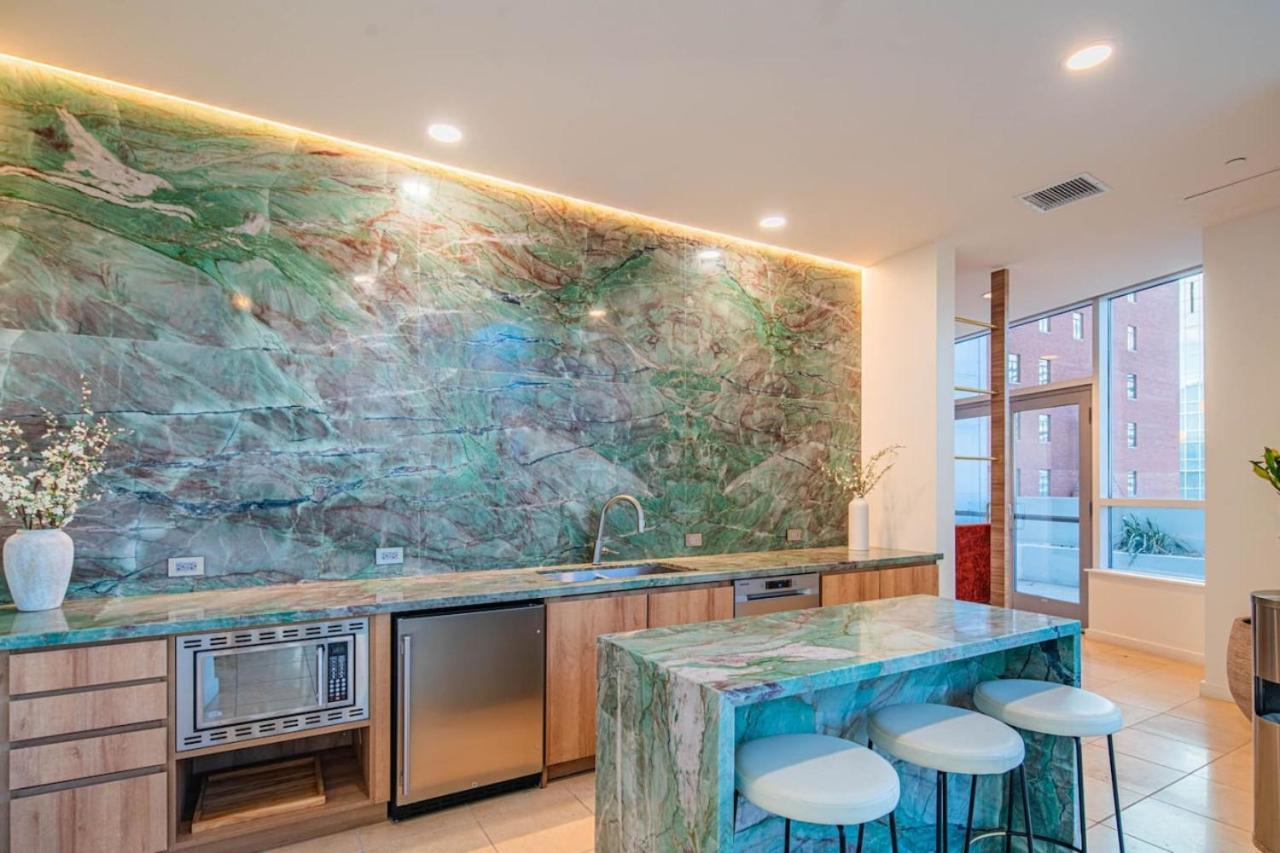 Apartment Luxury 1br Dt Highrise, Pool, Gym, Parking, W-d, Golf