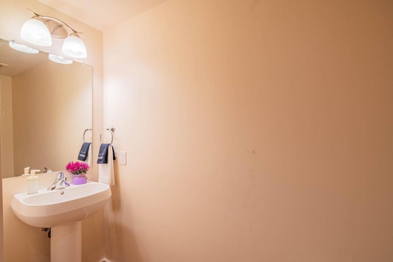 Apartment Luxury 1br Dt Highrise, Pool, Gym, Parking, W-d, Golf *