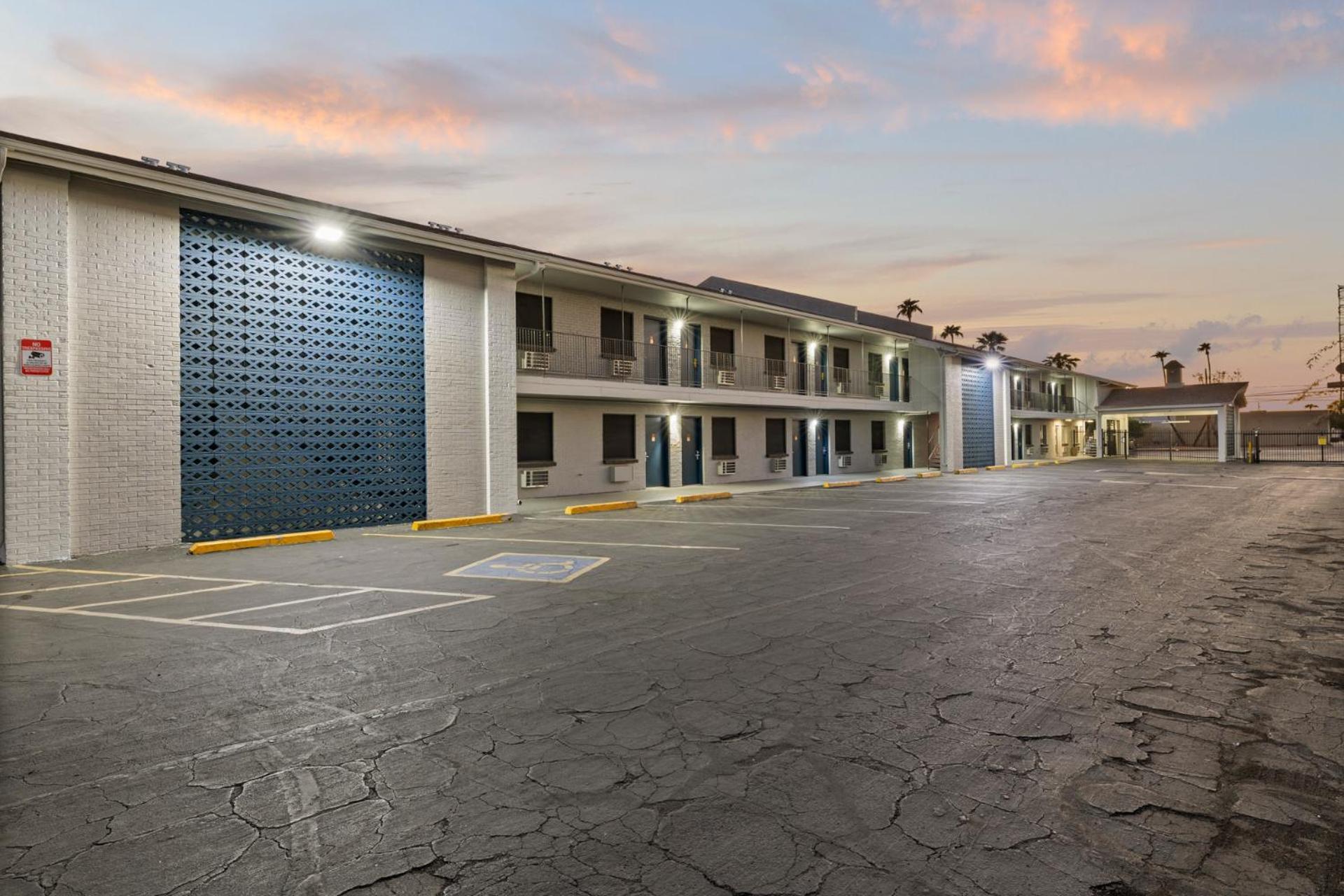 Travel Motel 4*