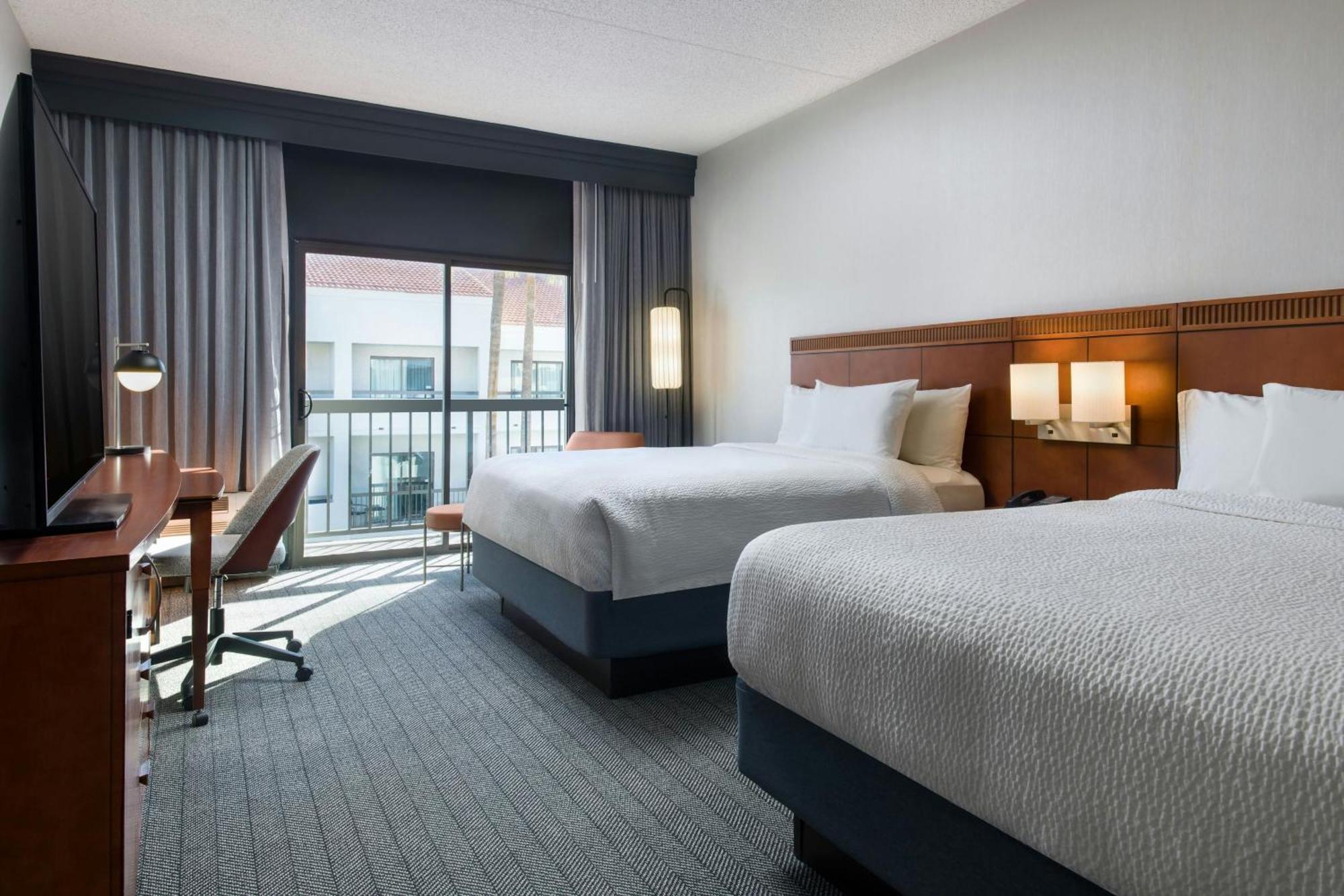 Courtyard By Marriott North Hotel
