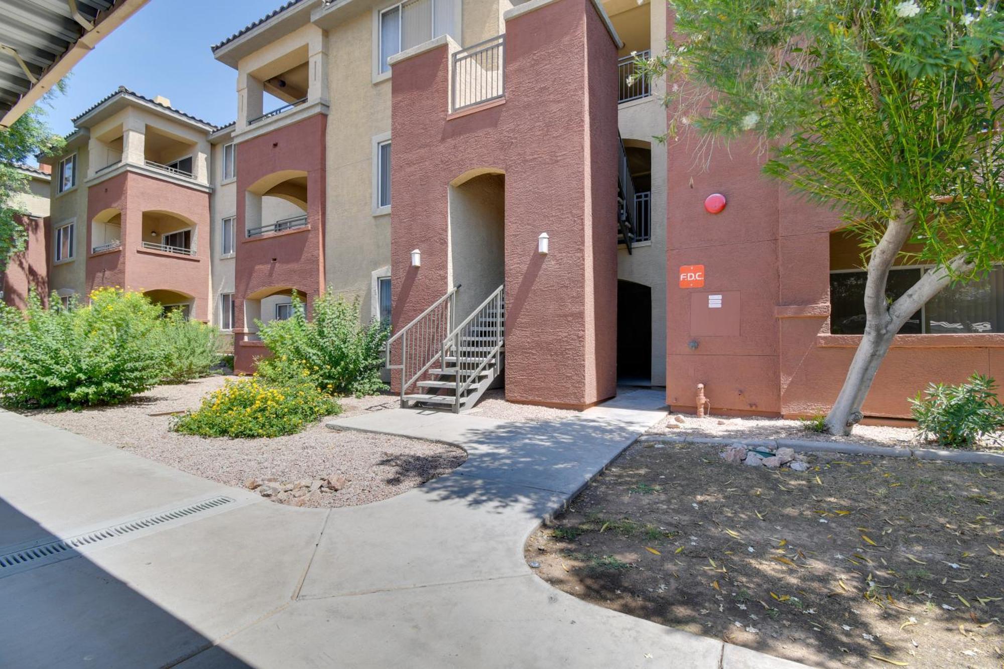 Red Rox With Patio About 3 Mi To Airport Apartment *
