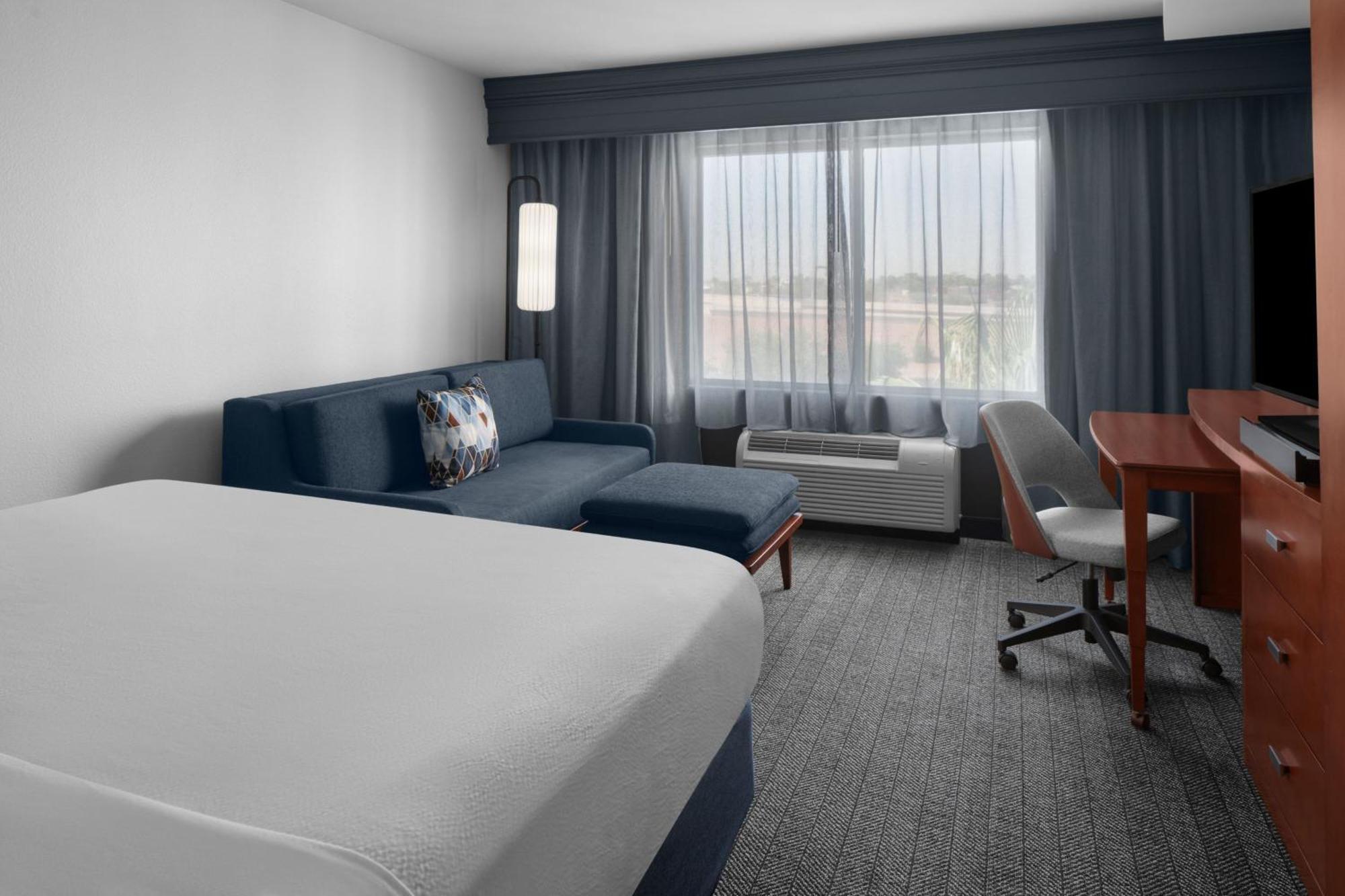 Courtyard By Marriott West/avondale Hotel 3*