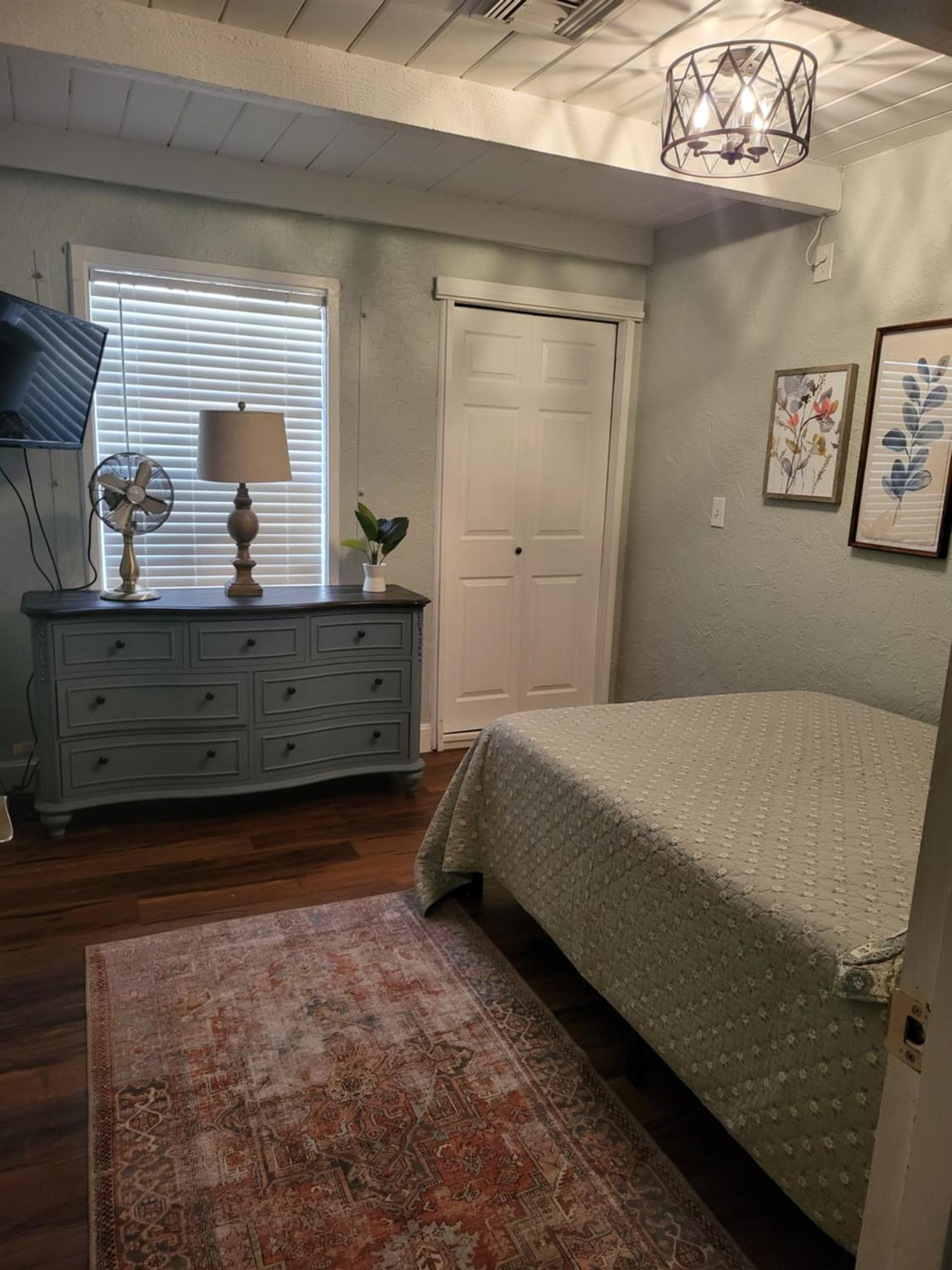 Hostel Smart Solution - Individual Private Bed-pods In Gorgeous Shared Space - Women Only Dorm In 5 - Coed House - Full-sized Mattresses In Individual Pods - With Built-in Private Storage - Gorgeous Shared - Affordable Luxury - Sparrow House *