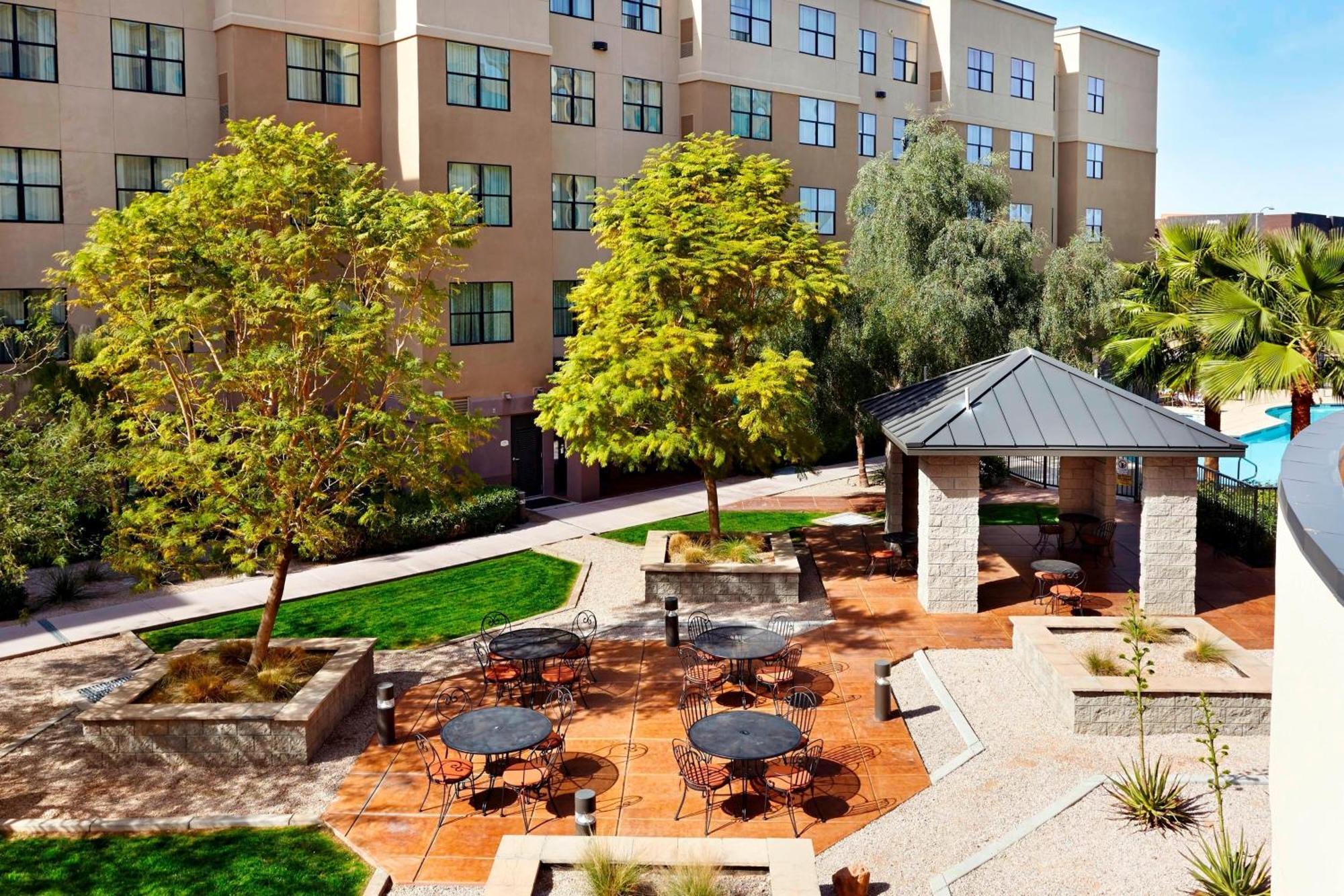 Hotel Courtyard North / Happy Valley 3*