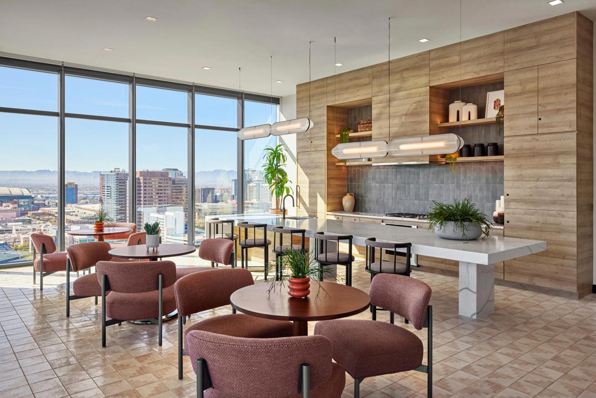 Global Luxury At Downtown Apartment