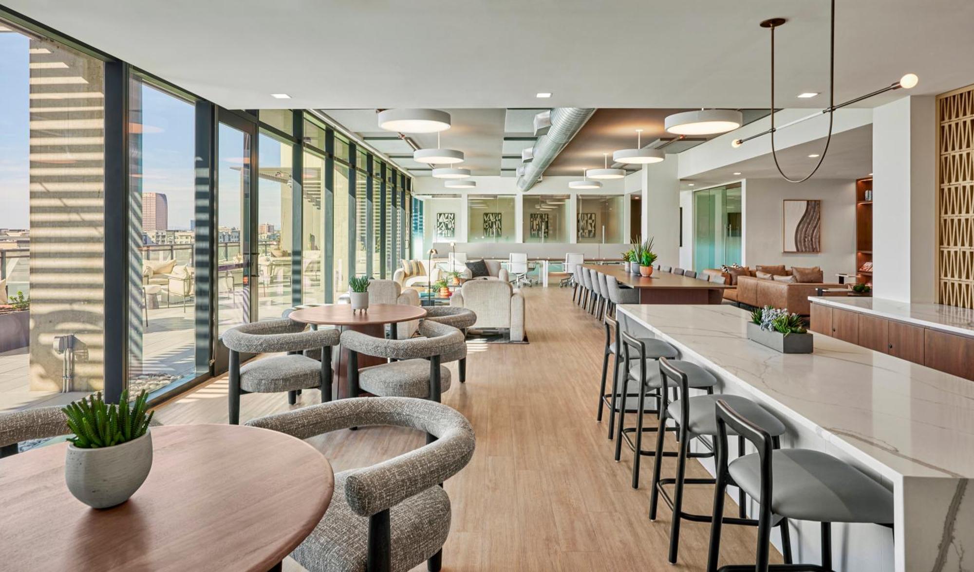 Global Luxury At Downtown Apartment