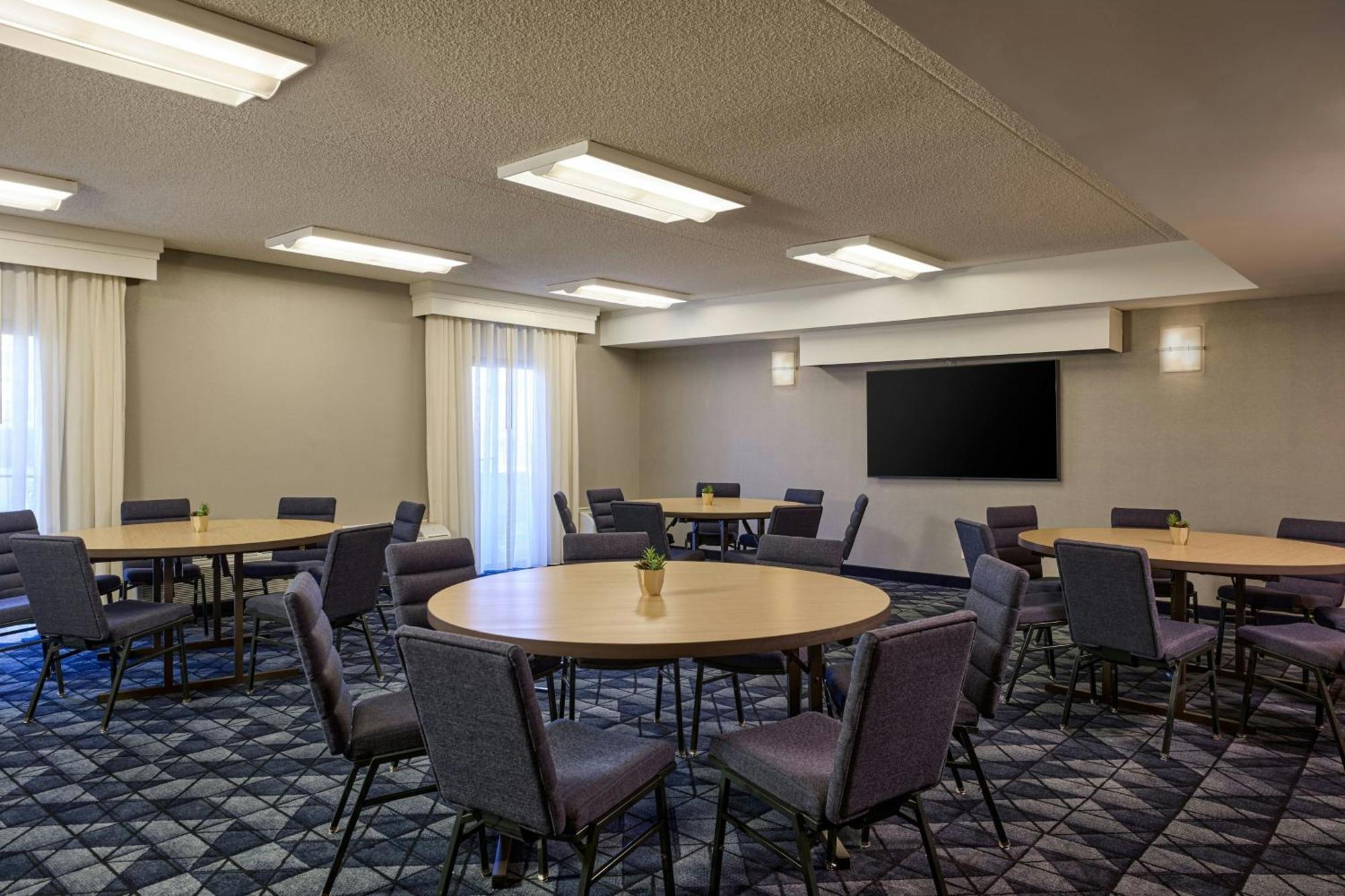 Courtyard By Marriott North Hotel