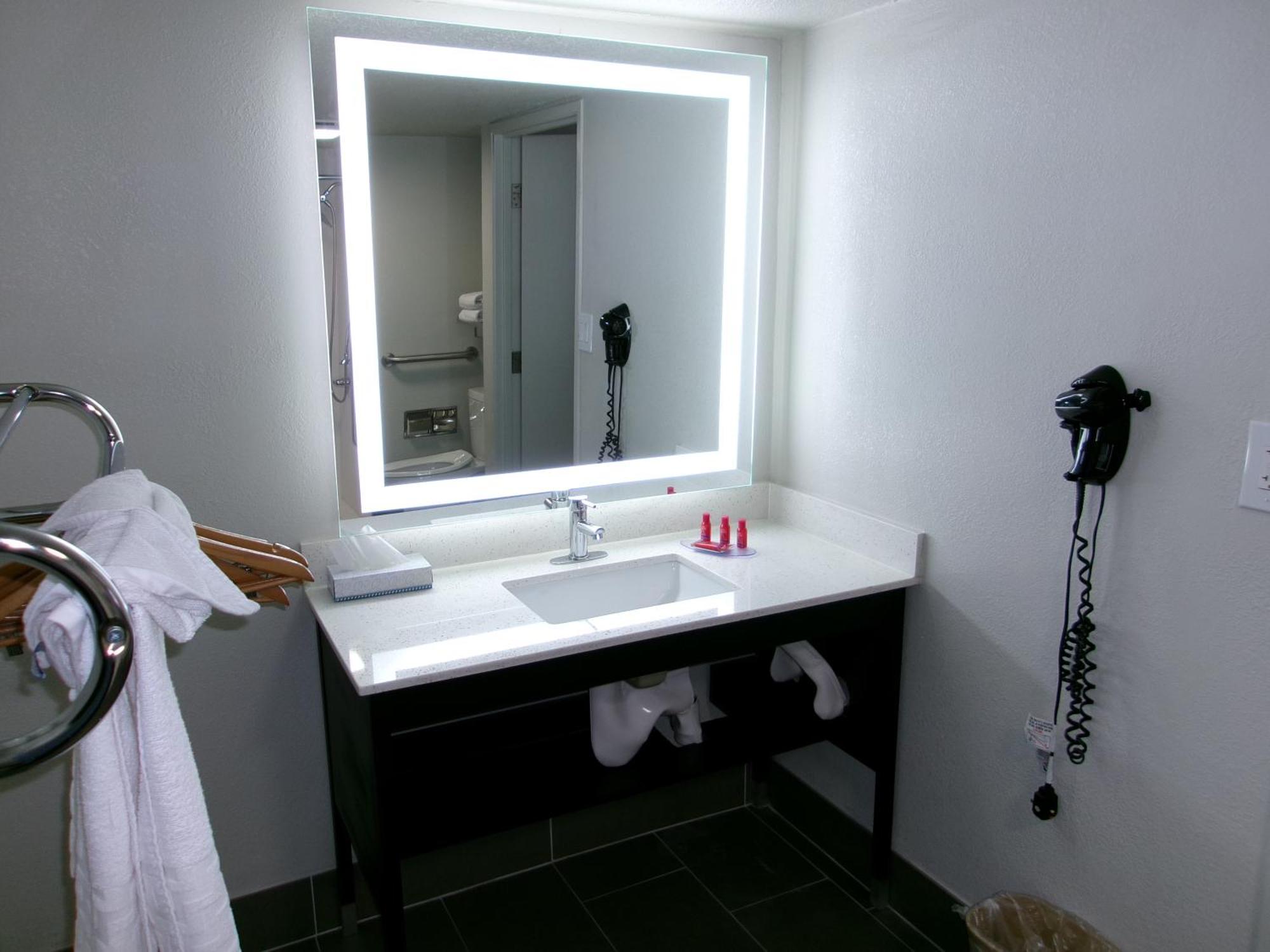Hotel Surestay By Best Western Airport 3*