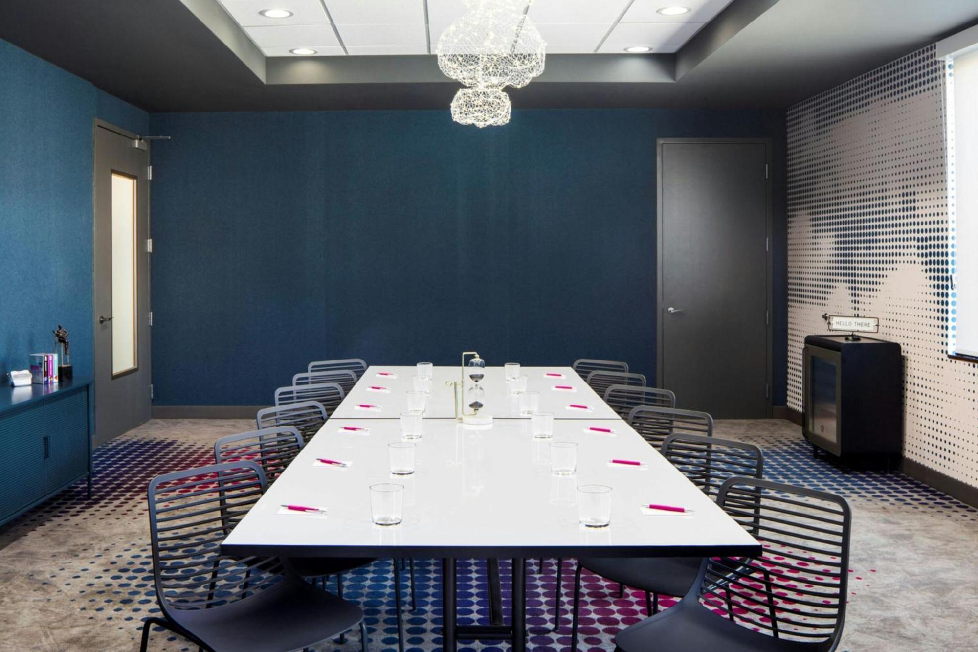 Aloft Airport 3*