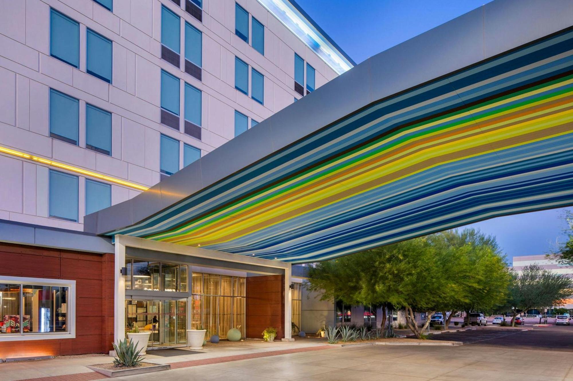 Aloft Airport 3*