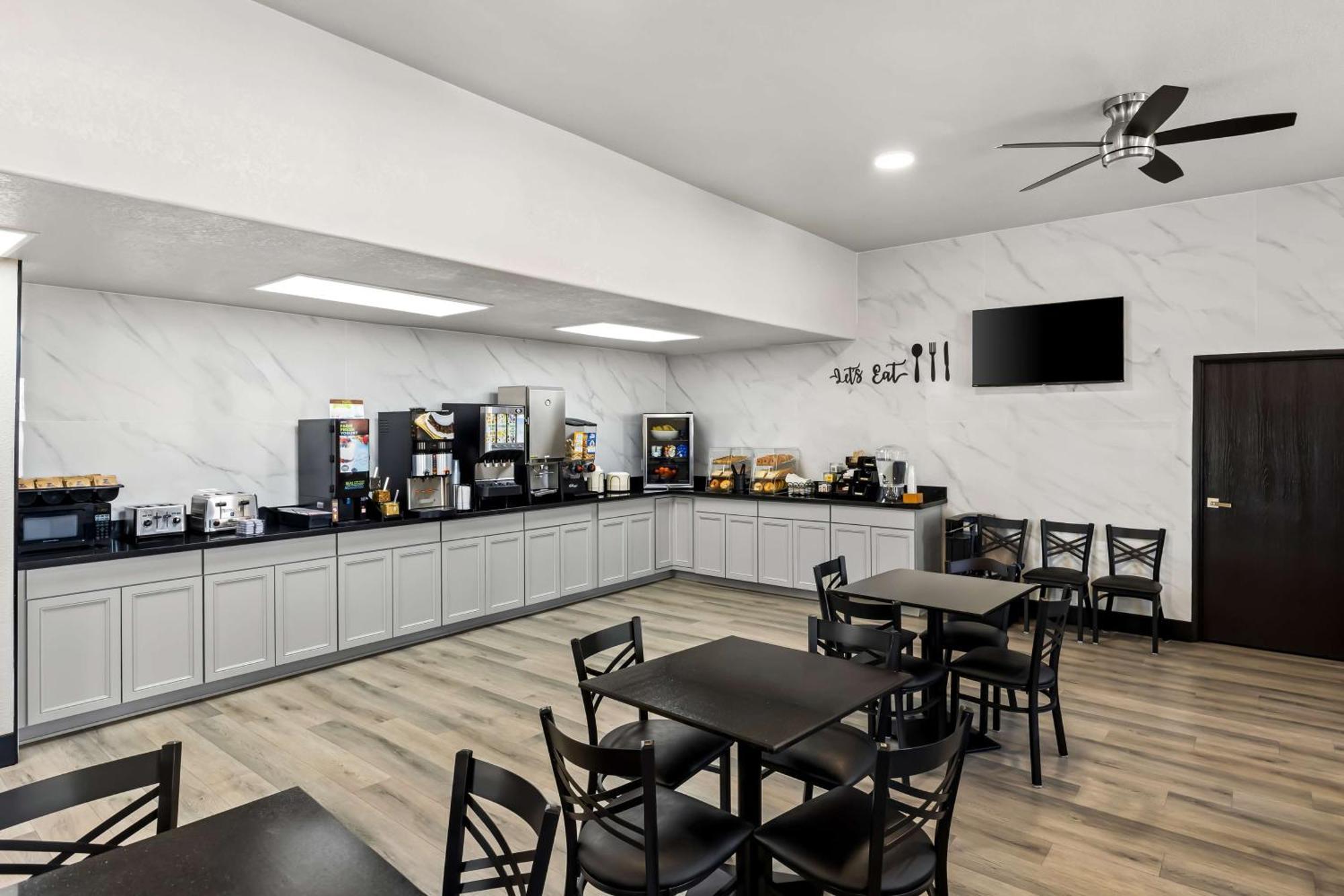 Hotel Surestay By Best Western Airport 3*