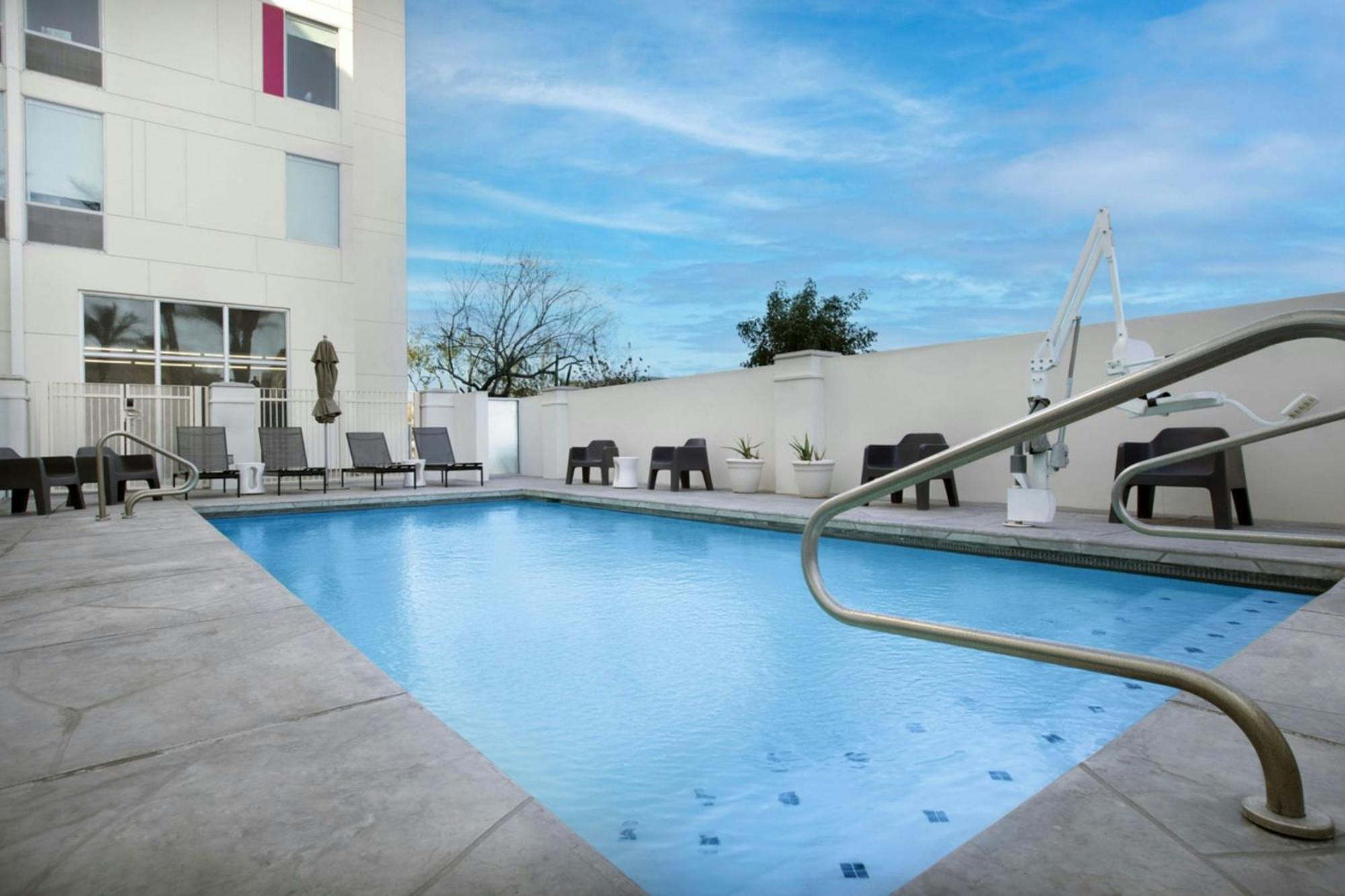 Aloft Airport Hotel 3*