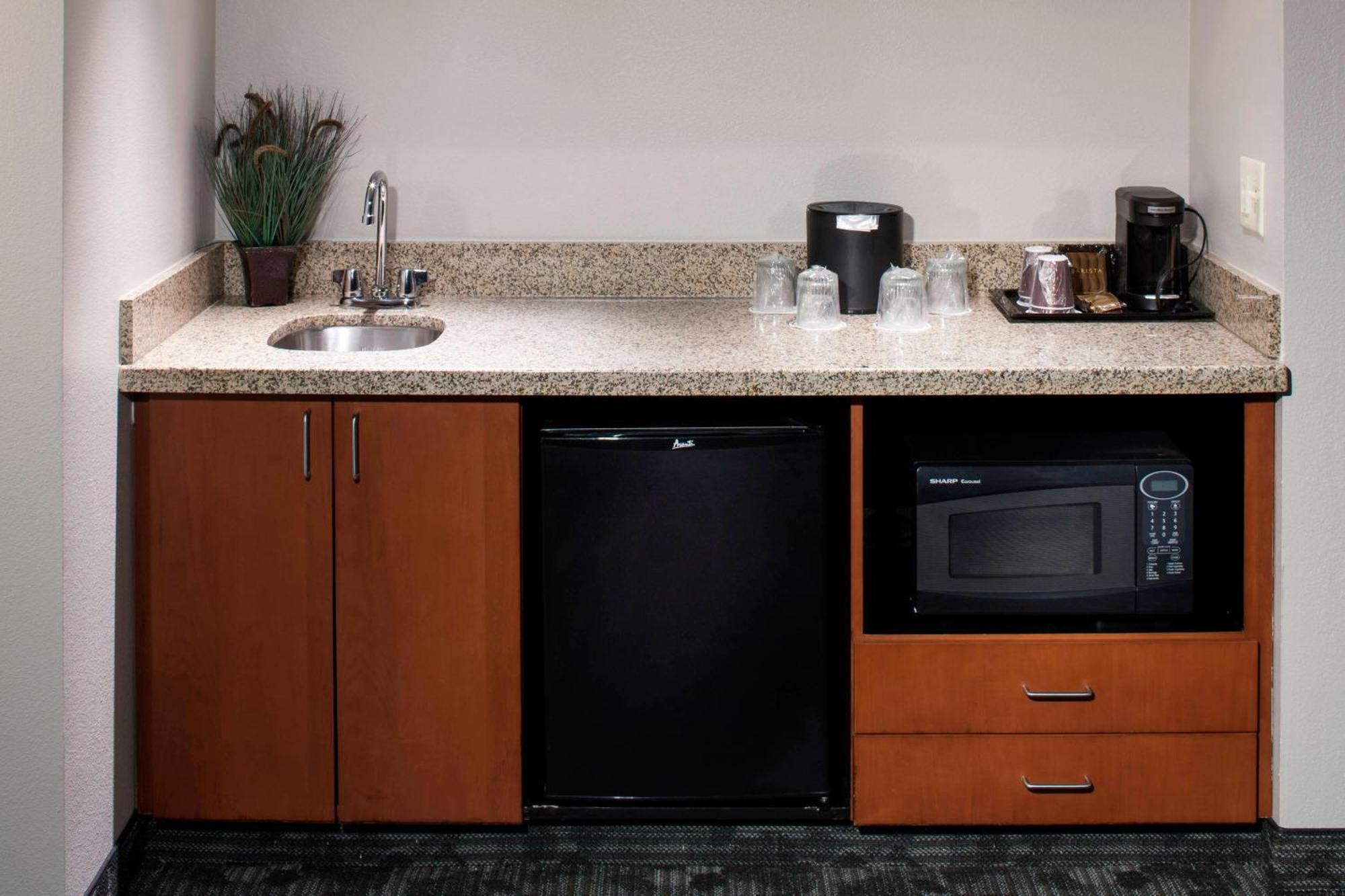 Courtyard By Marriott West/avondale Hotel
