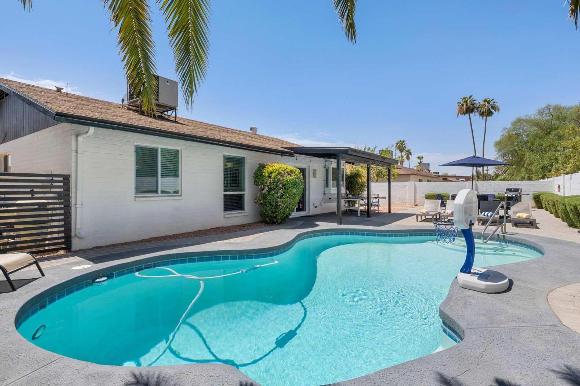 Spring Song - Location Style Pool Firepit Bbq