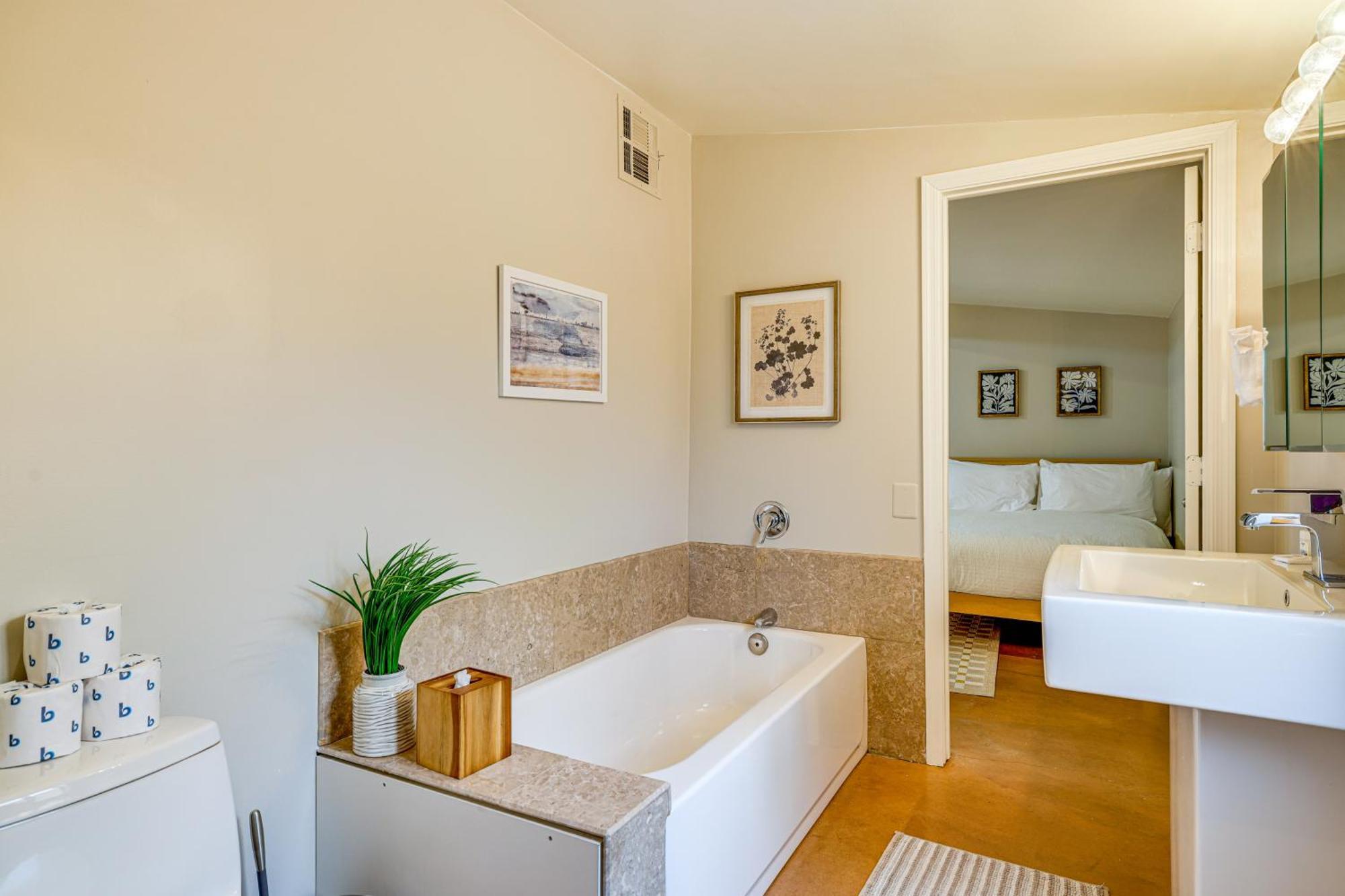 5 Mi To Zoo Poolside Paradise! Holiday home