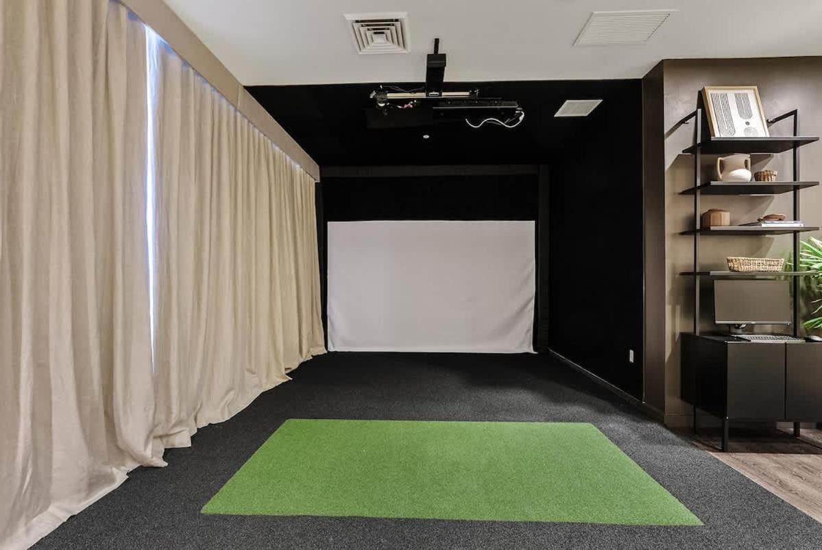 Lavish 21st Floor High Rise, Gym, Parking, Pool, Golf Apartment Phoenix