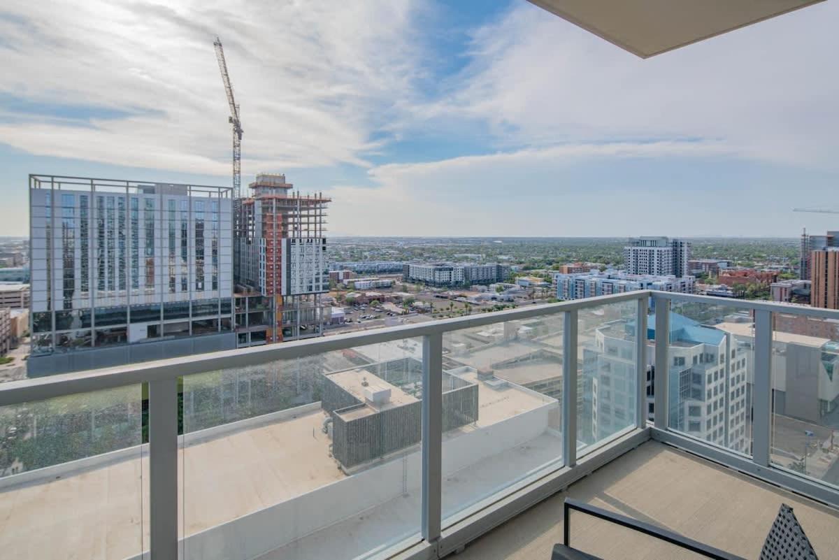 Lavish 21st Floor High Rise, Gym, Parking, Pool, Golf Apartment *