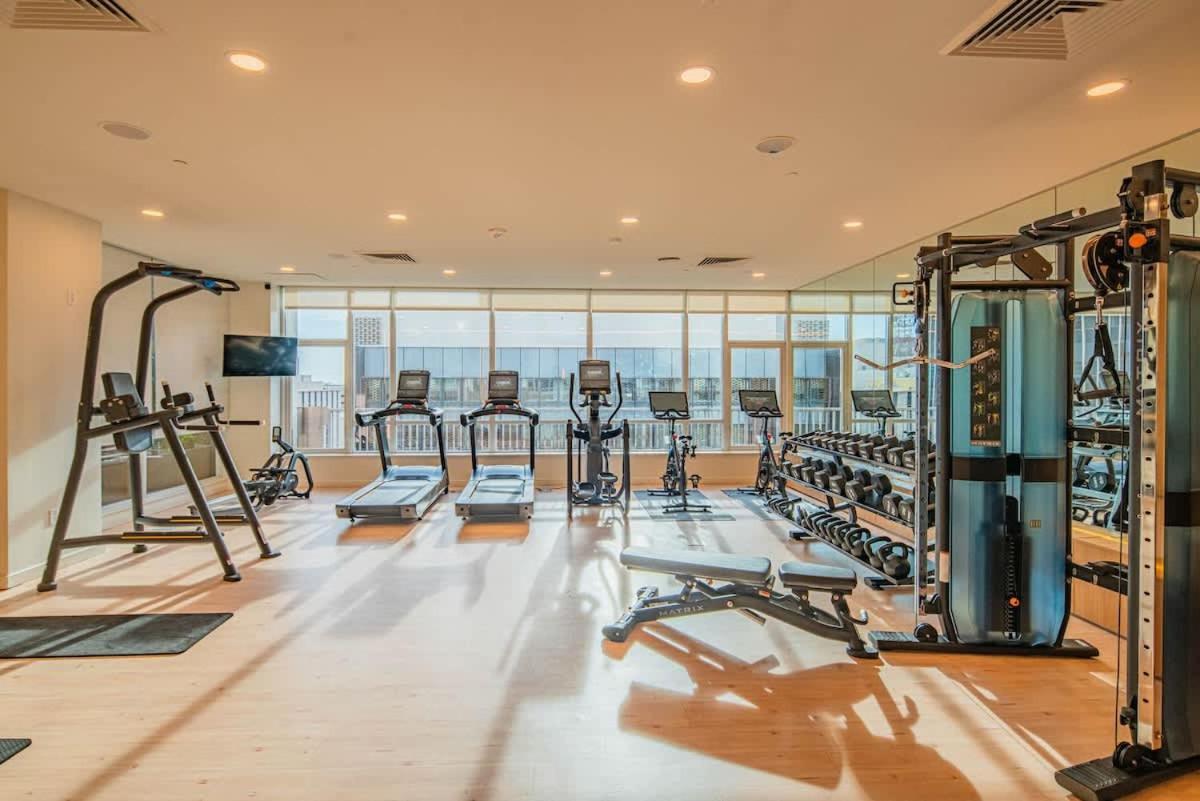 Lavish 21st Floor High Rise, Gym, Parking, Pool, Golf Apartment