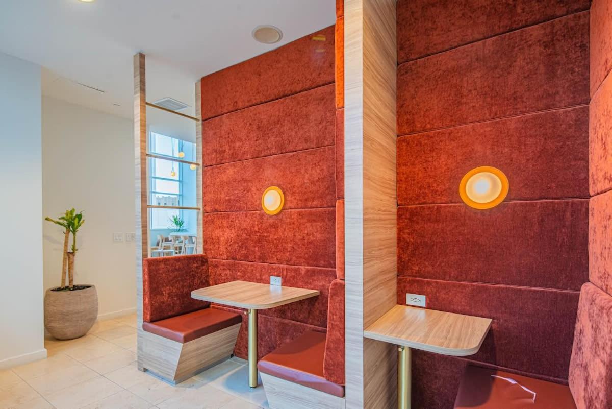 Lavish 21st Floor High Rise, Gym, Parking, Pool, Golf Phoenix