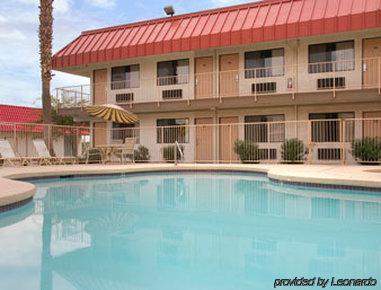 Super 8 By Wyndham Metro North Hotel 2*