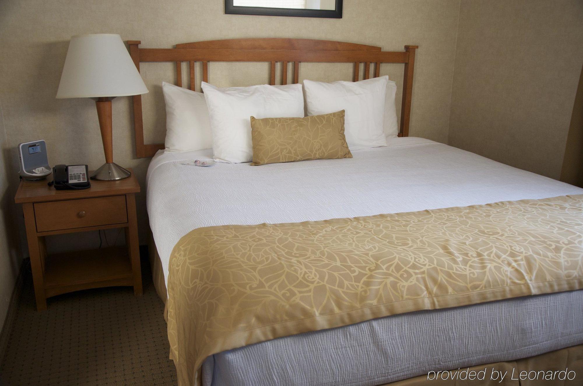 Western Innsuites & 3*