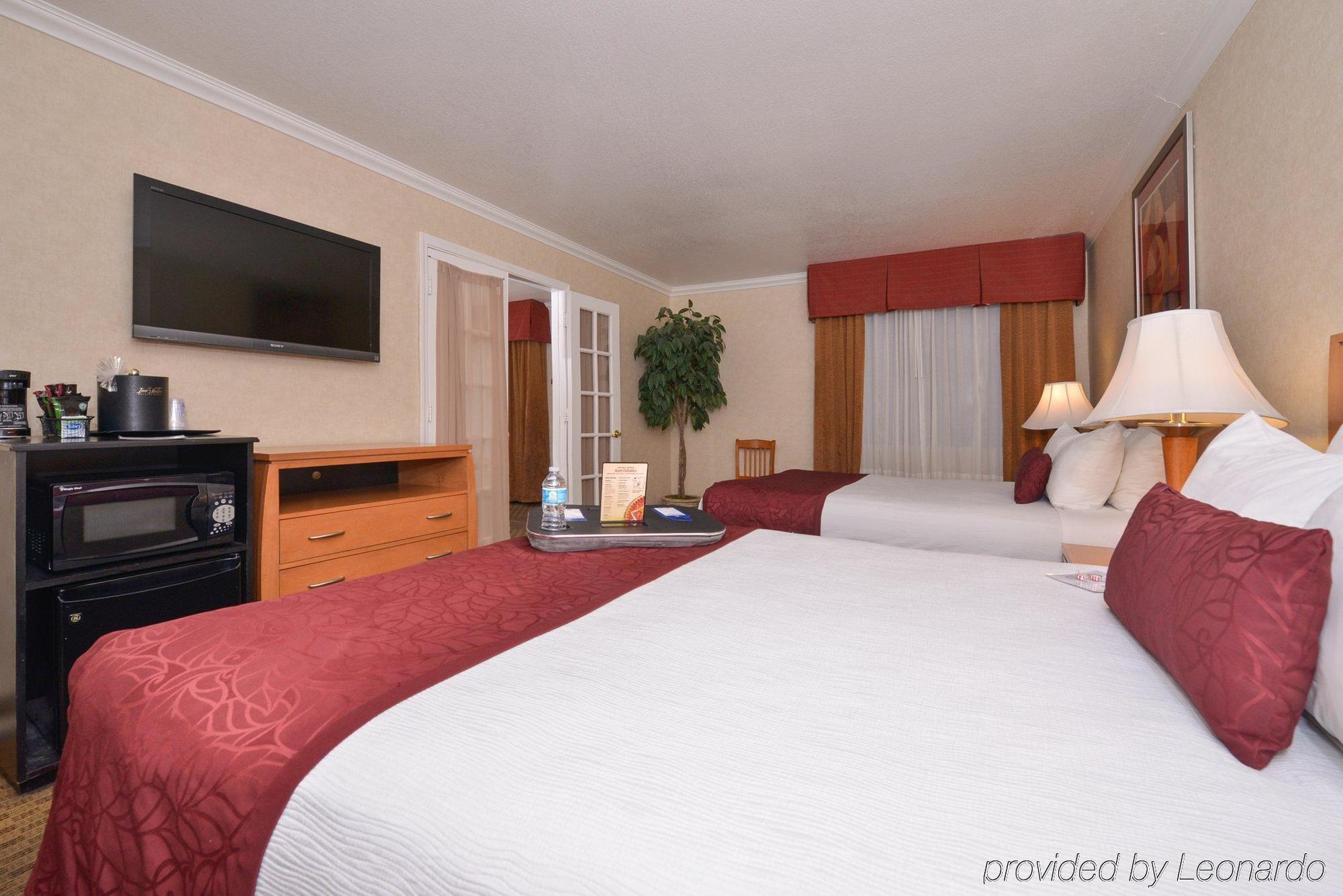Western Innsuites & Hotel 3*