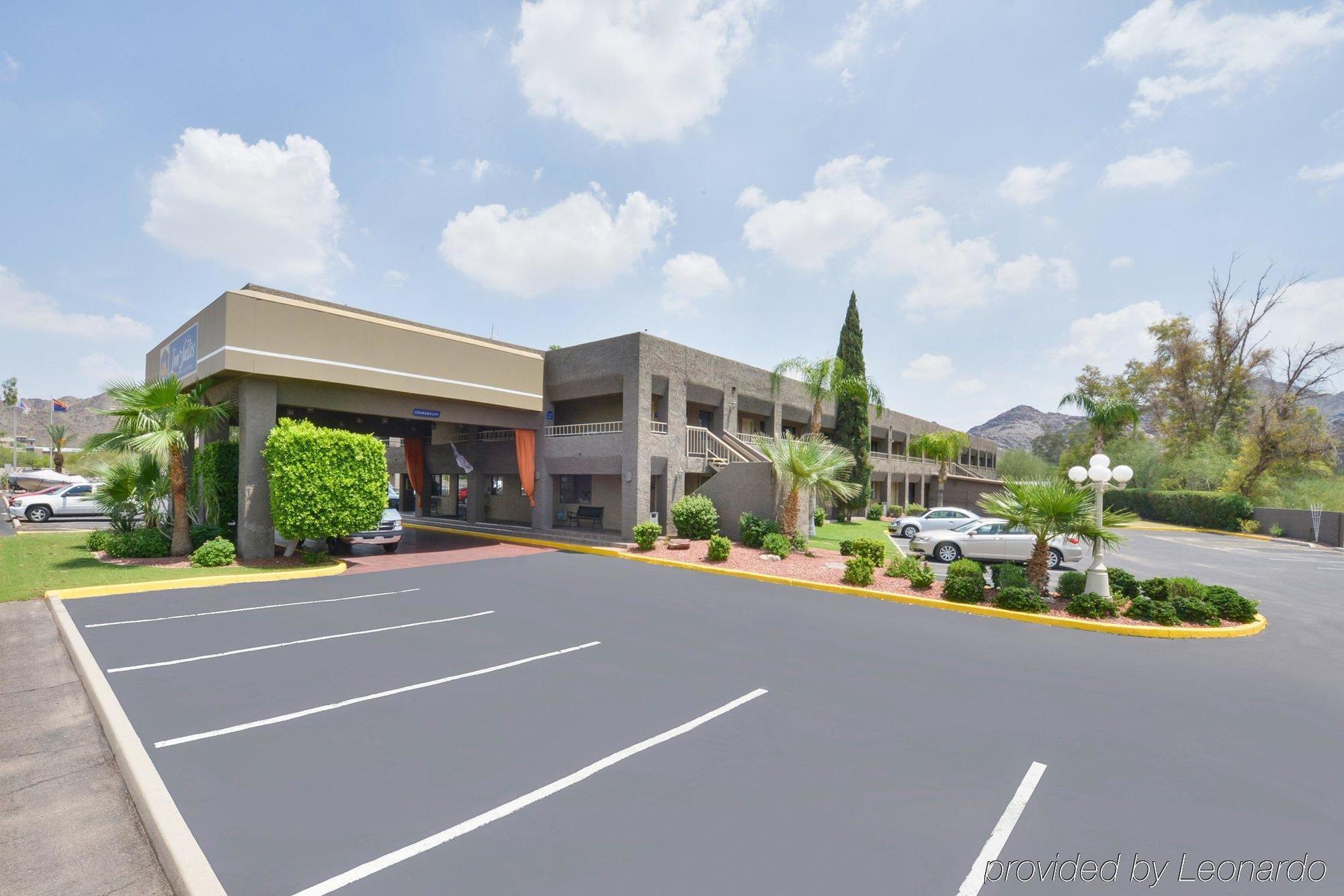 Western Innsuites & 3*