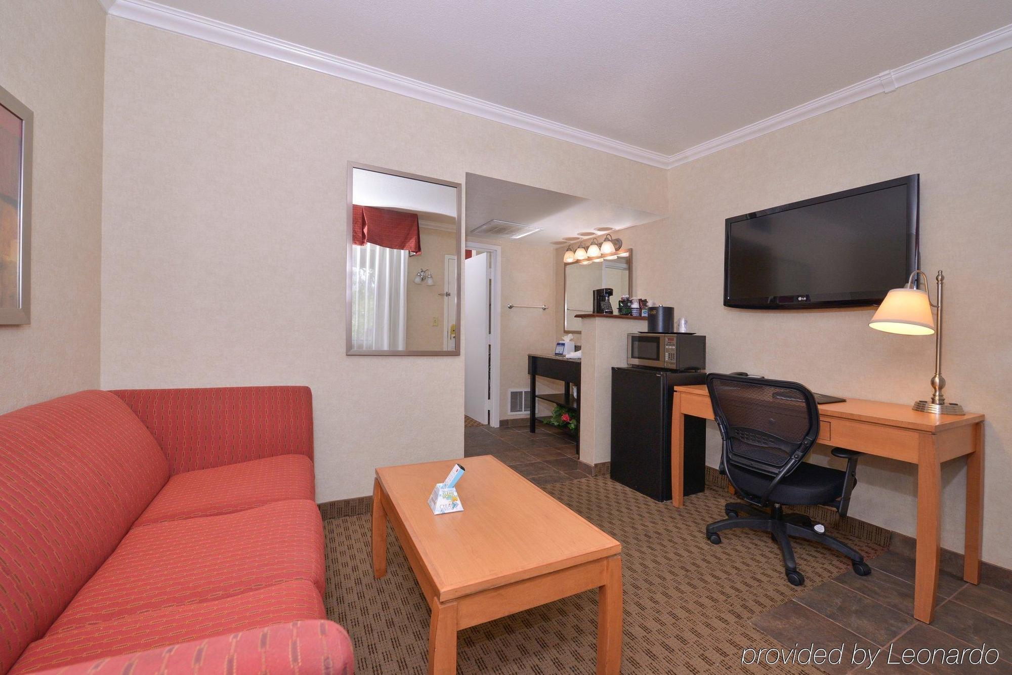 Hotel Western Innsuites &