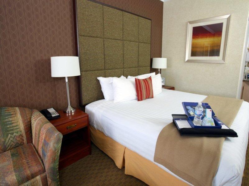 Western Innsuites & Hotel 3*