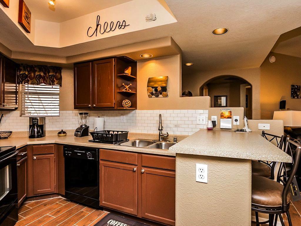 Poolside To 1 Of 3 Pool-spa Complexes, Heated & Open 24/7/365! Phoenix