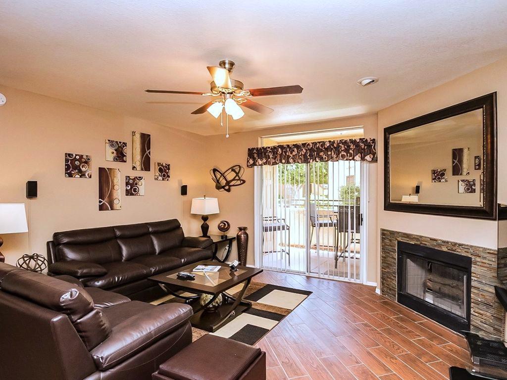 Poolside To 1 Of 3 Pool-spa Complexes, Heated & Open 24/7/365! Casa de férias Phoenix
