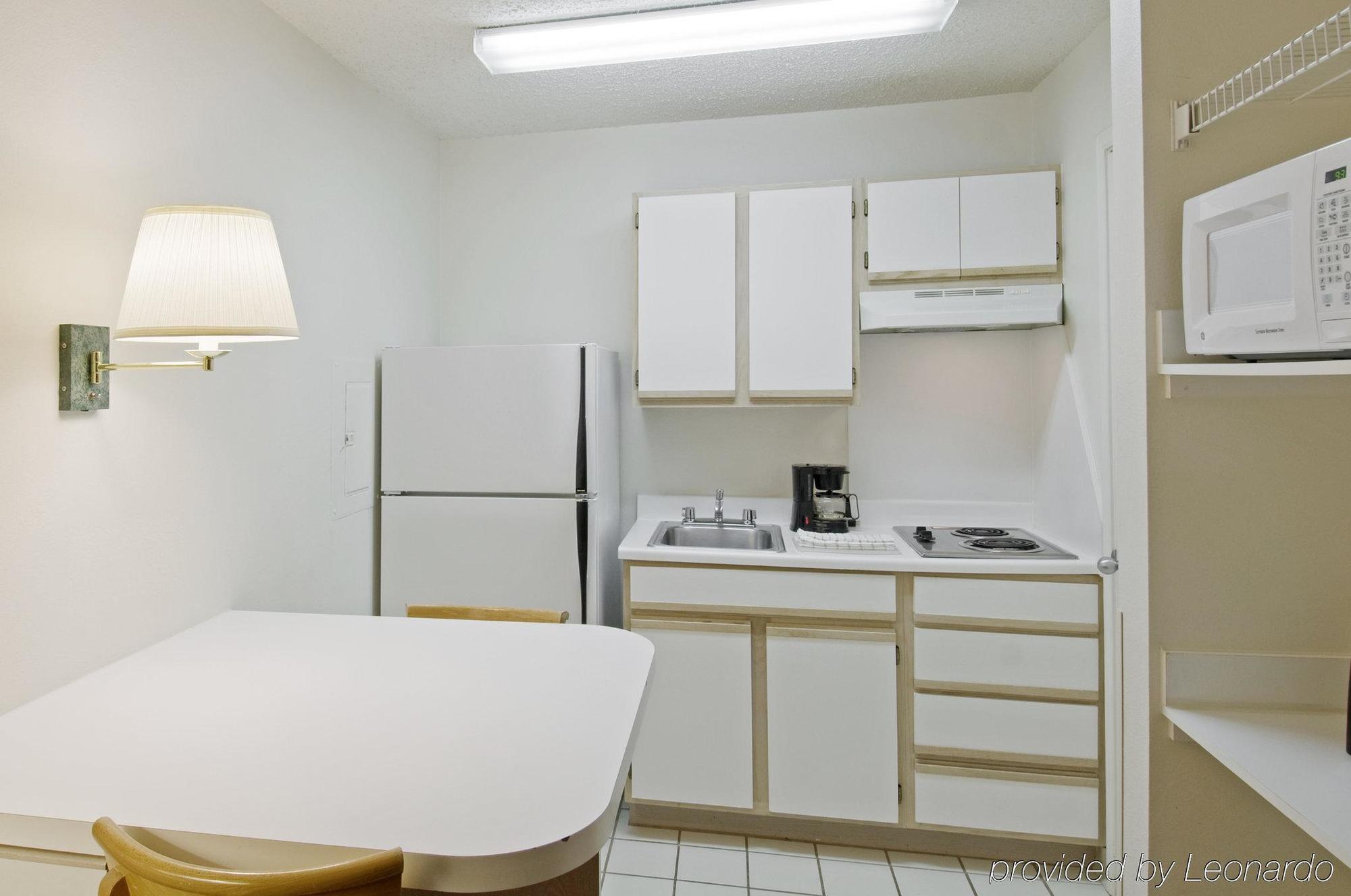 Hometowne By Red Roof - Dunlap Ave Motel 2*