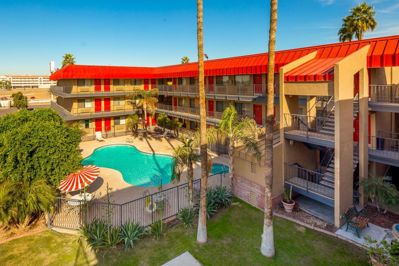 Motel Travelers -