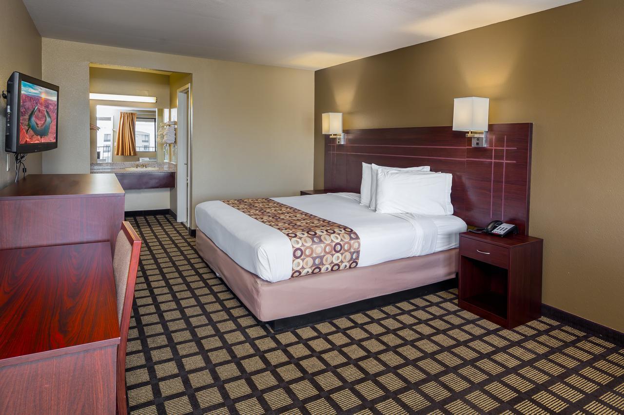 Motel Travelers -