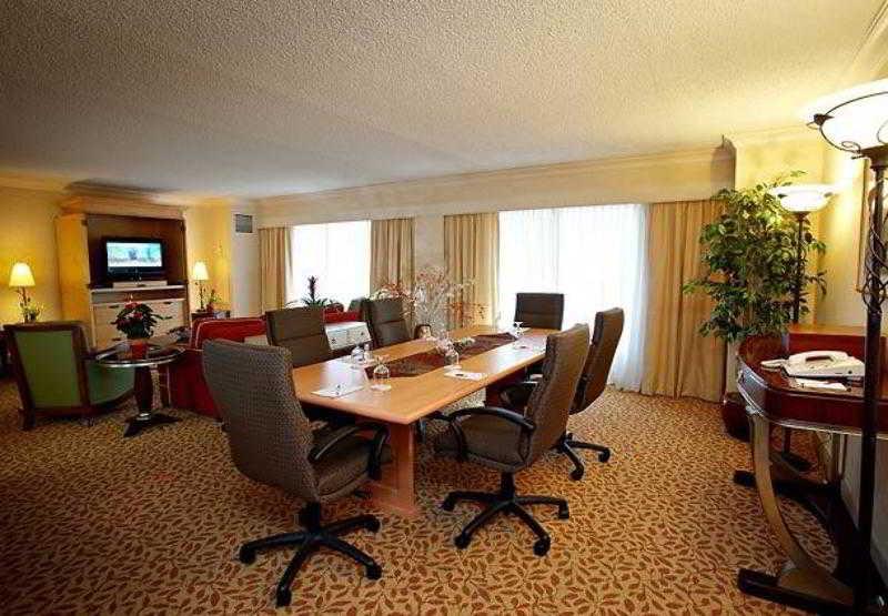 Hotel Marriott Airport 4*