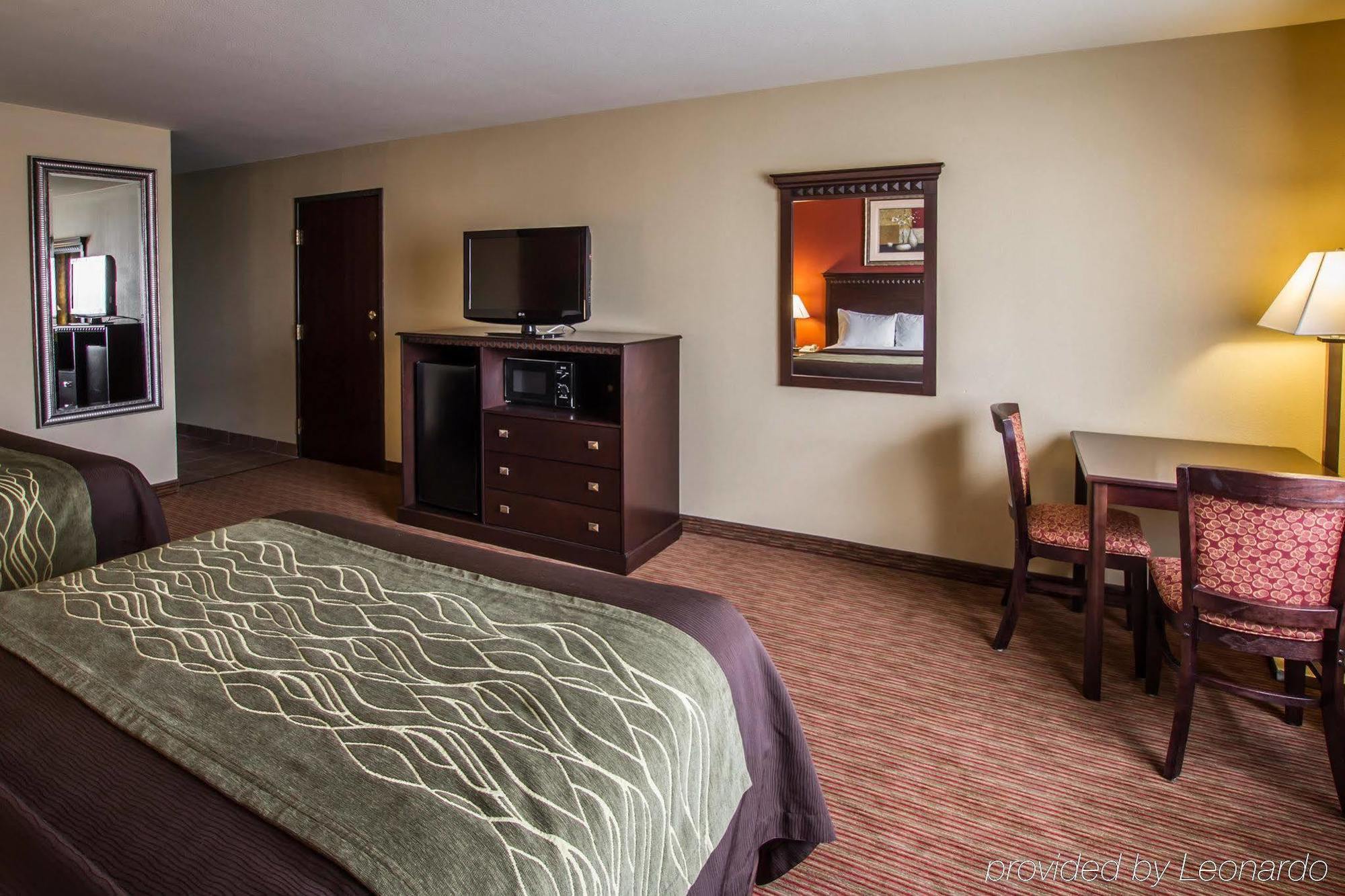 Comfort West At 27th Ave And I-i0 Hotel 2*