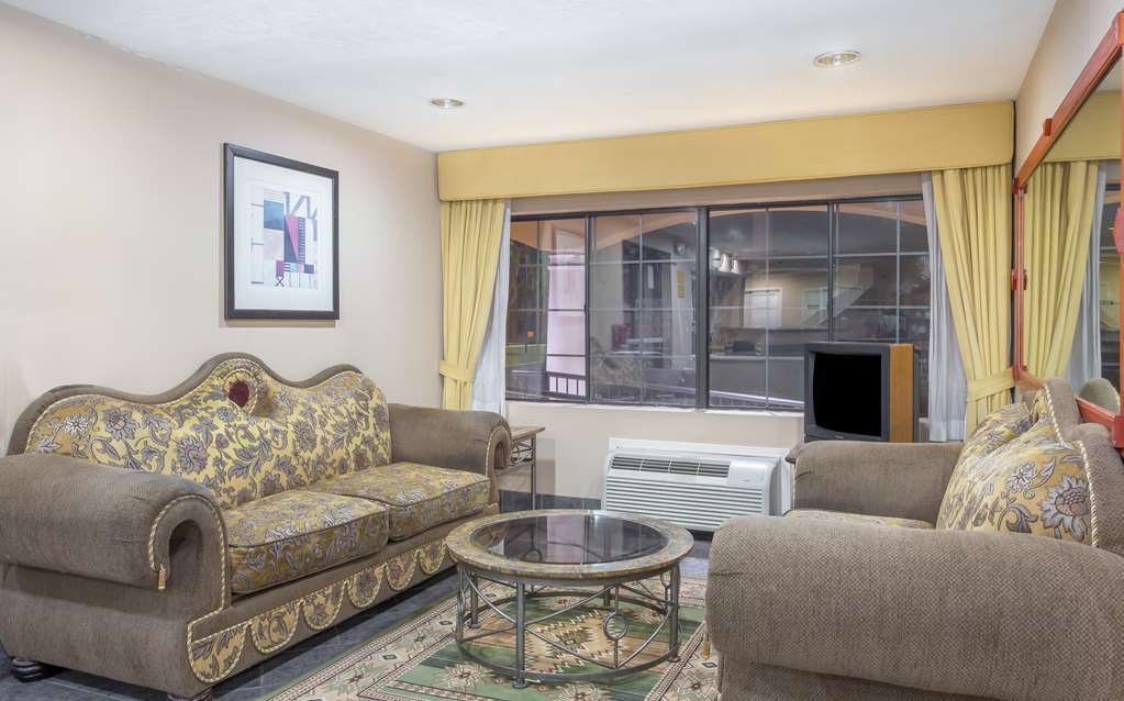 Baymont By Wyndham I-10 Near 51st Ave 2*