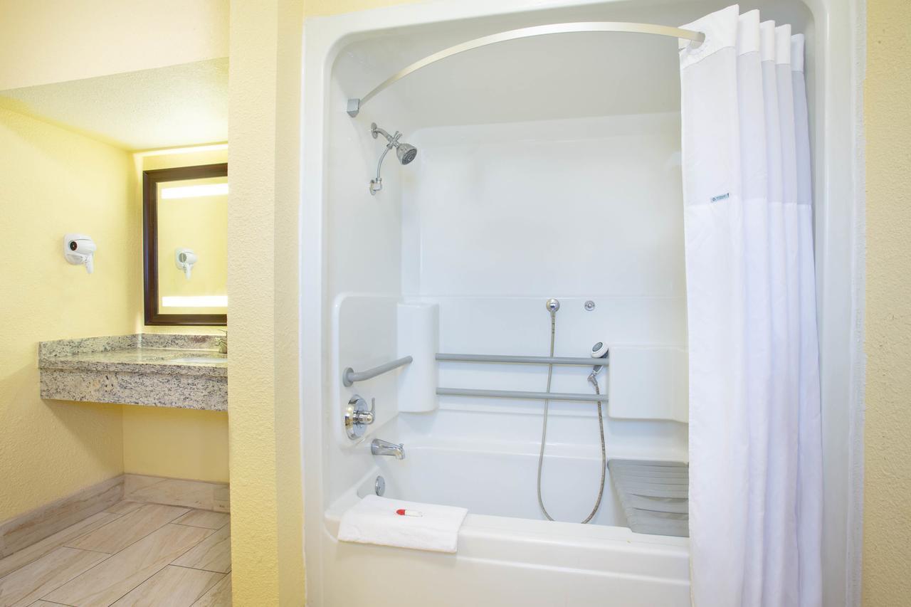 Days By Wyndham Airport - Hotel 2*