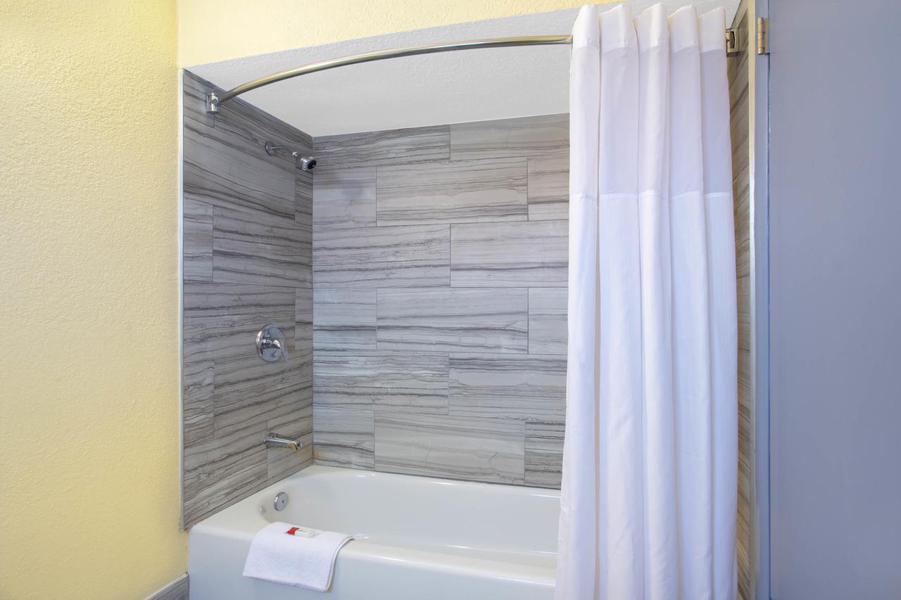 Days By Wyndham Airport - Hotel