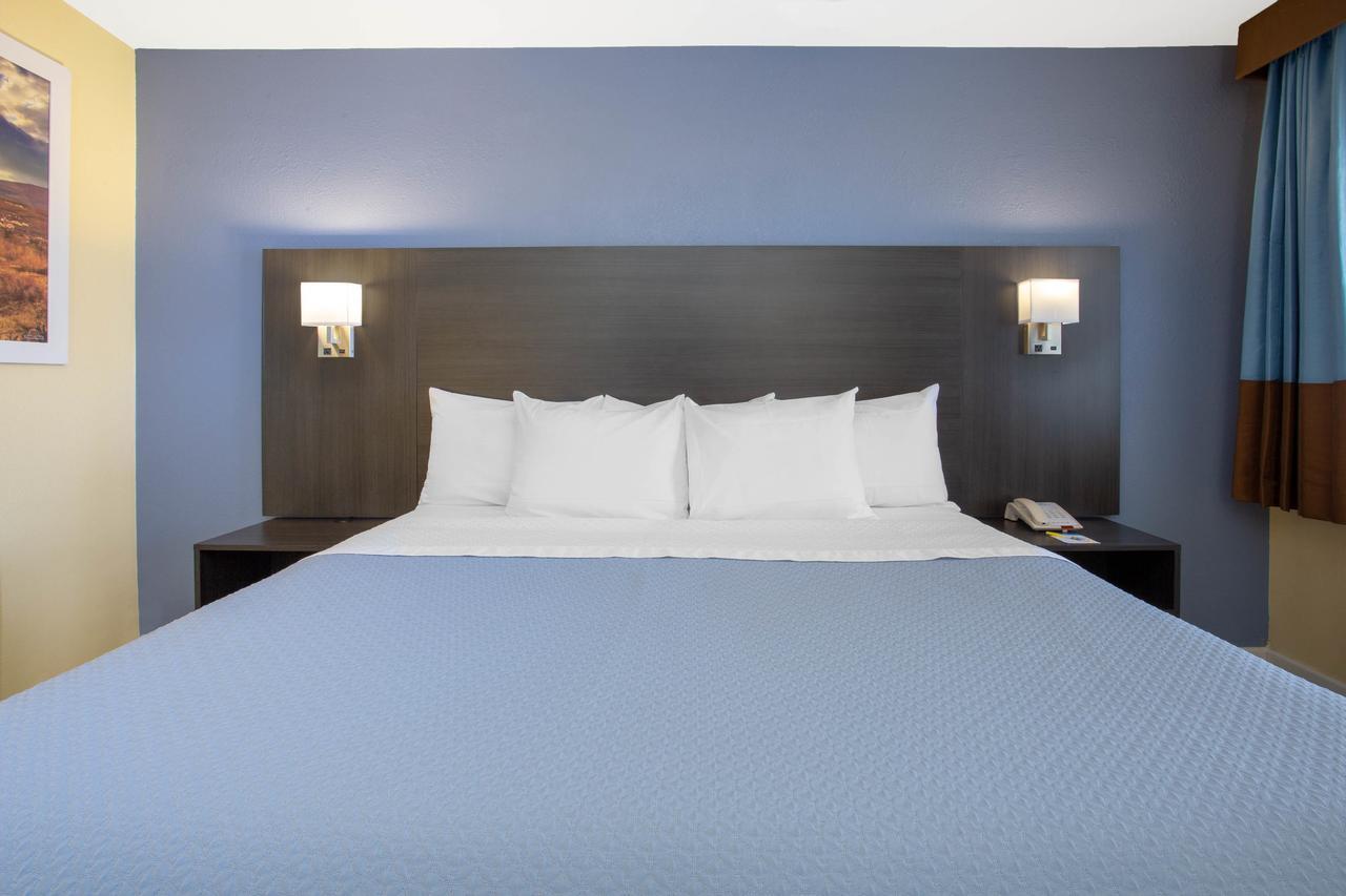 Days By Wyndham Airport -
