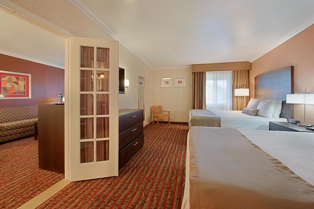 Western Innsuites & 3*