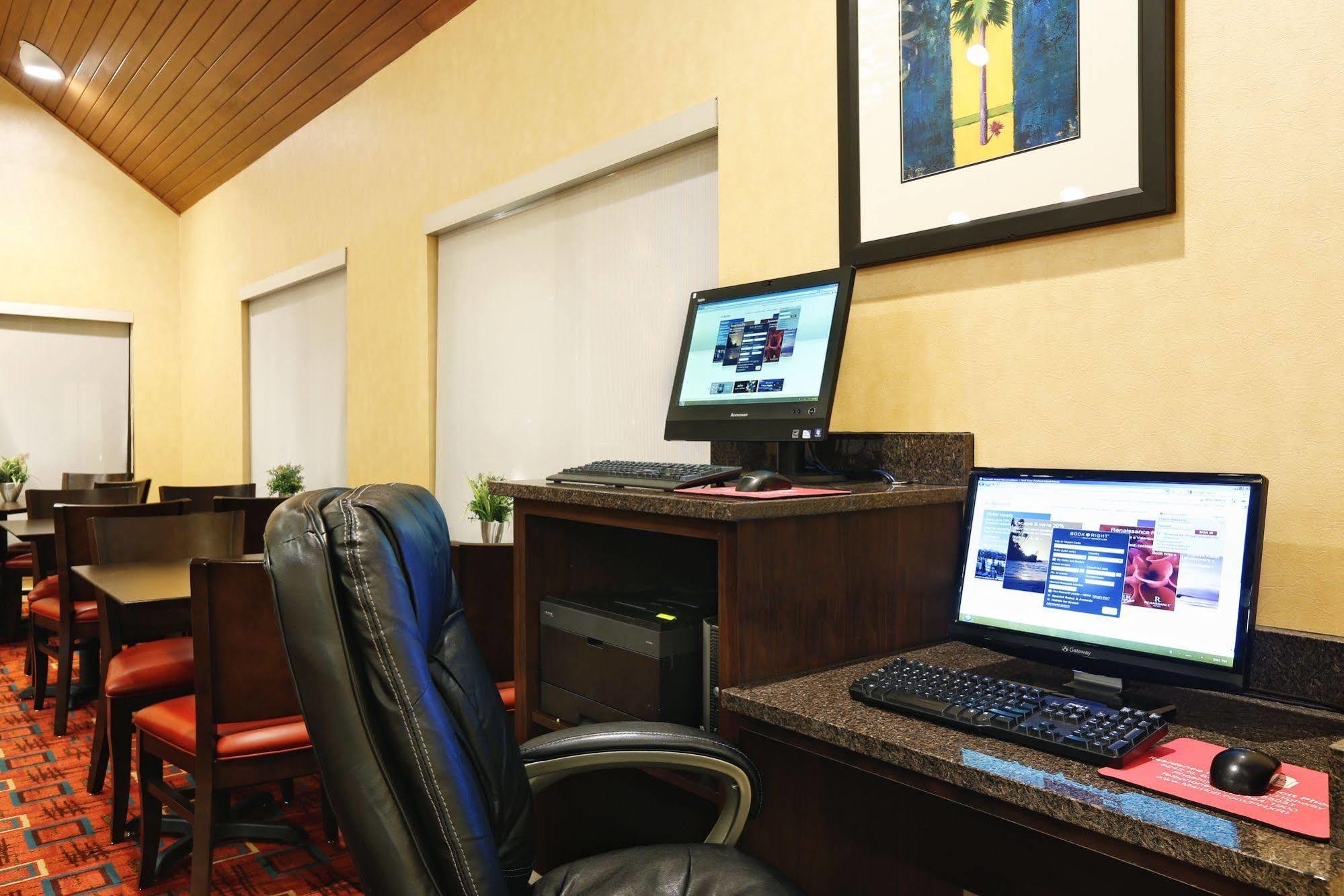 Residence Inn Phoenix Hotel 3*