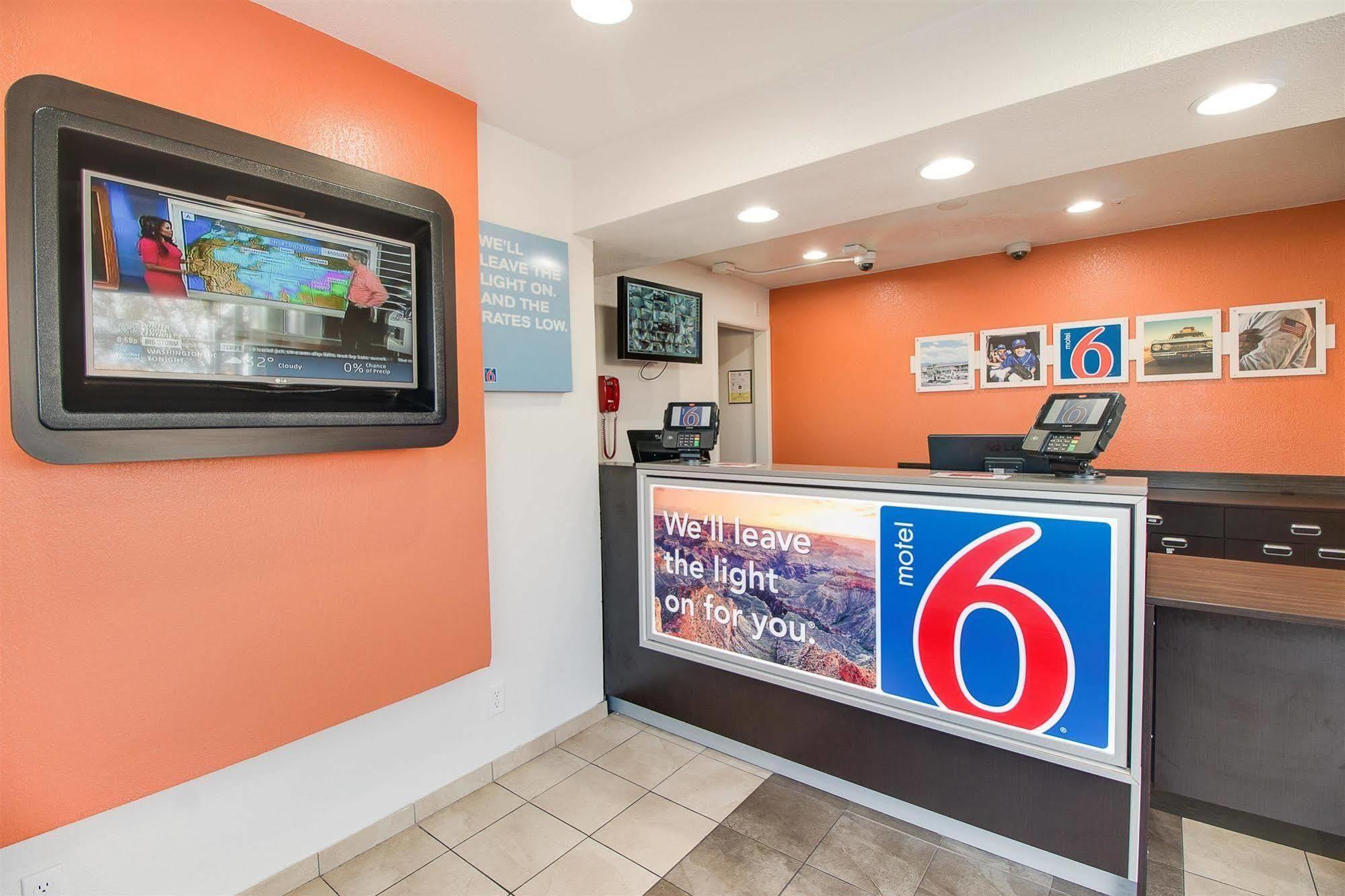 Hotel 6-phoenix, Az - East Phoenix
