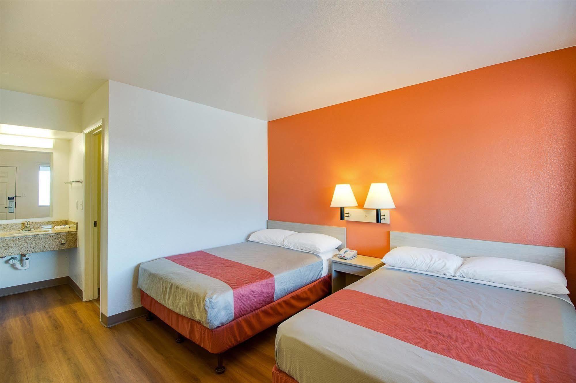 Hotel 6-phoenix, Az - East