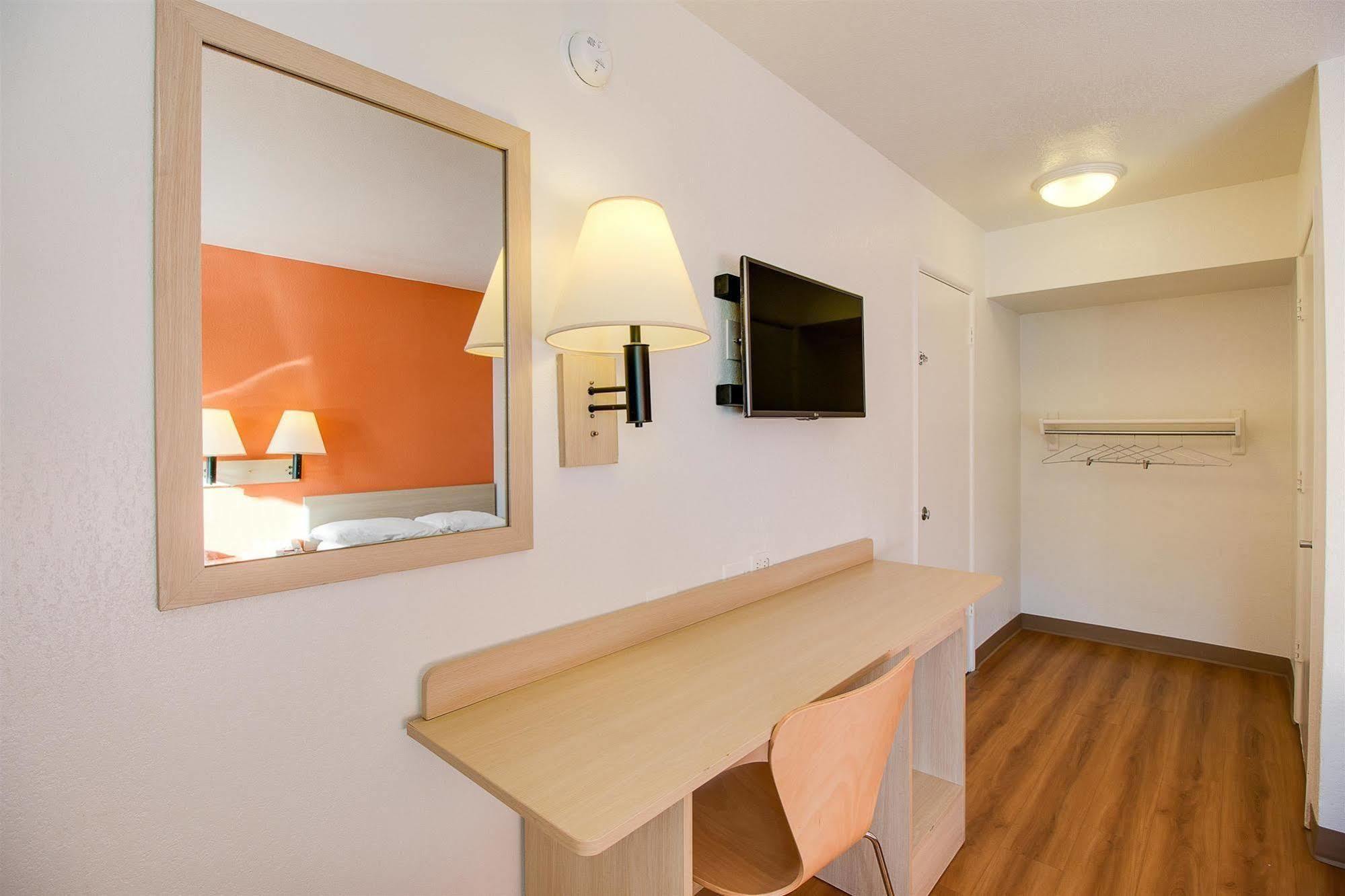 Hotel 6-phoenix, Az - East