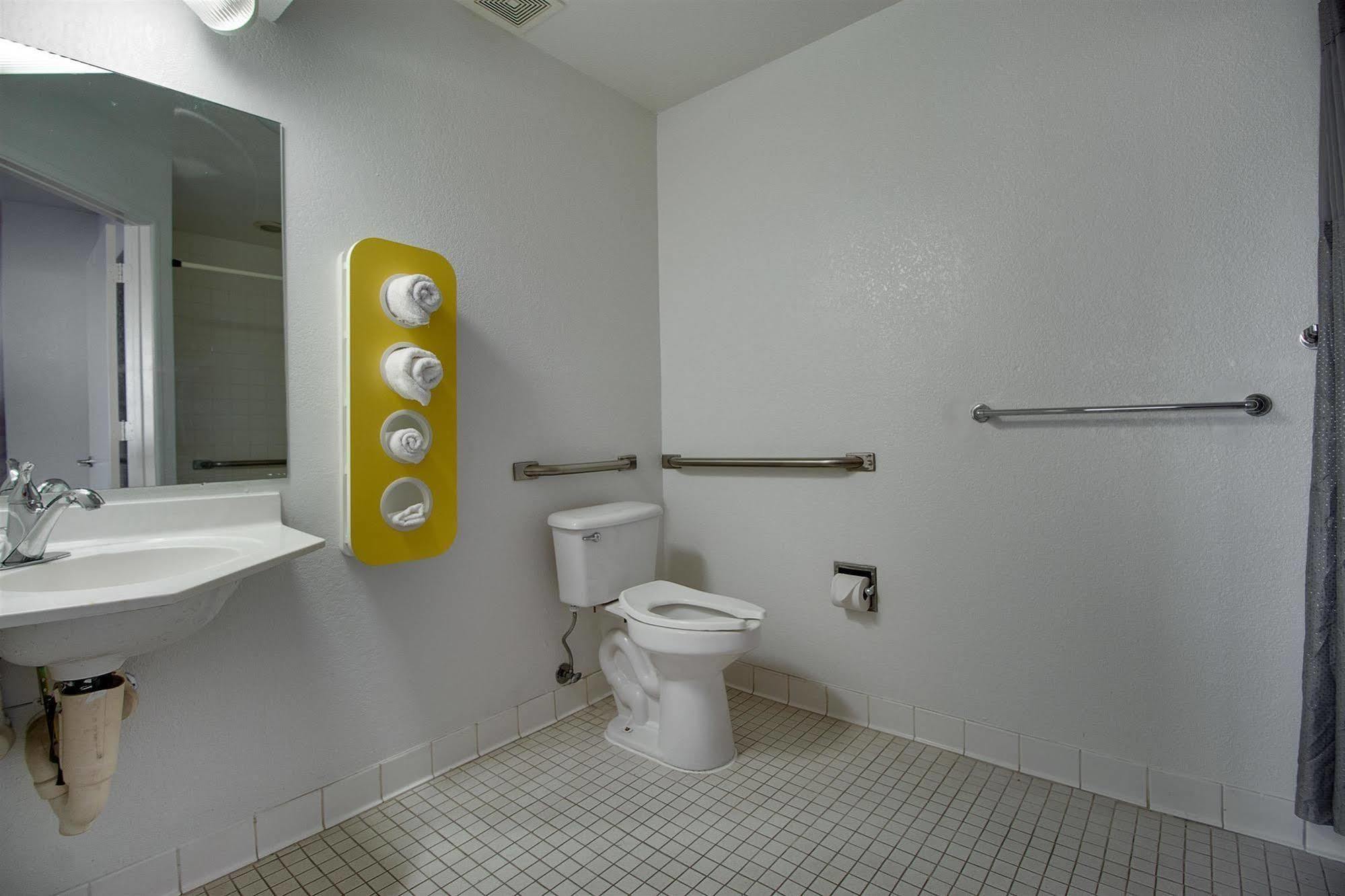 Hotel 6-phoenix, Az - East